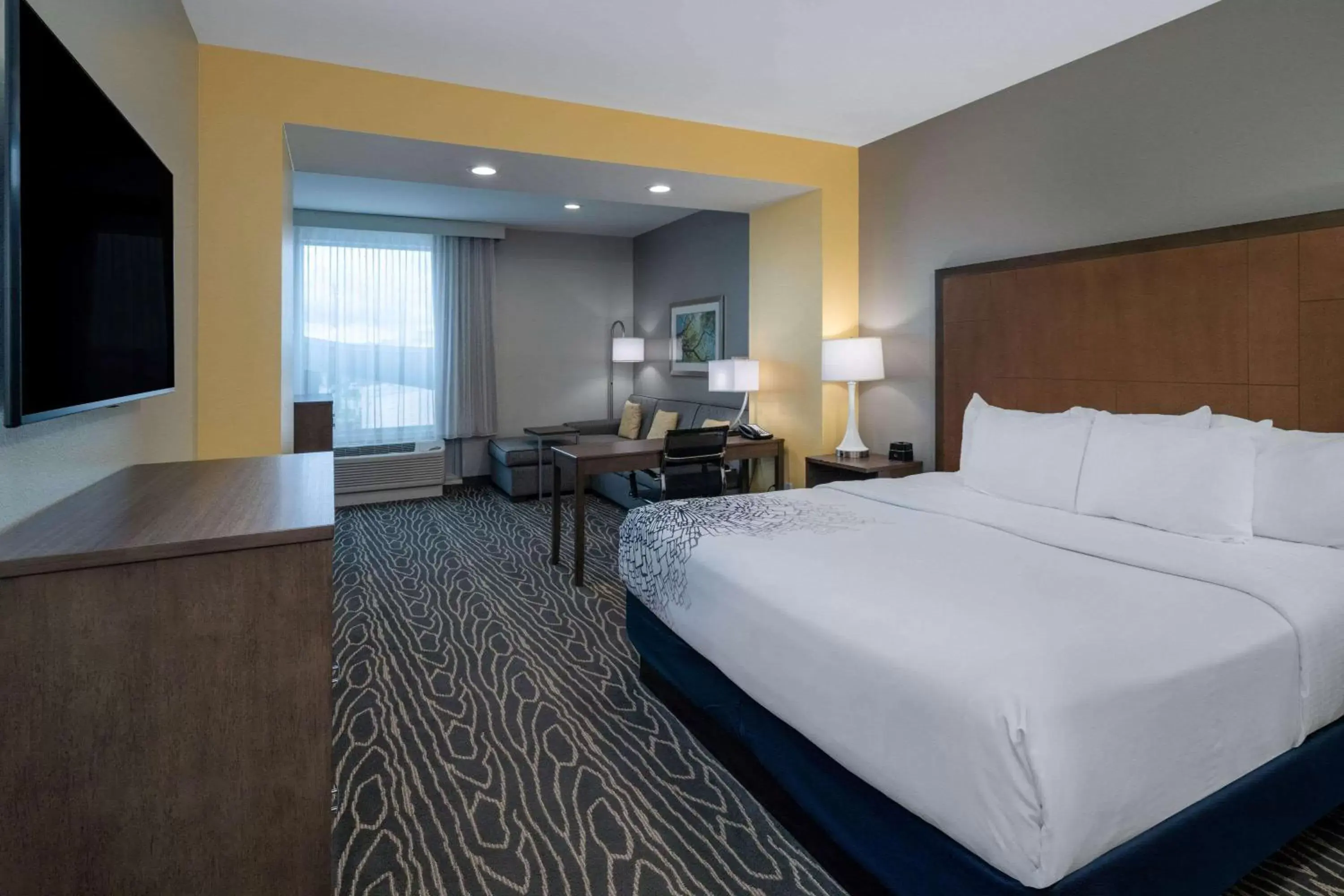 King Suite - Mobility and Hearing Impaired Access/Non-Smoking in La Quinta Inn & Suites by Wyndham Tifton King Suite - Mobility and Hearing Impaired Access/Non-Smoking in La Quinta Inn & Suites by Wyndham Tifton