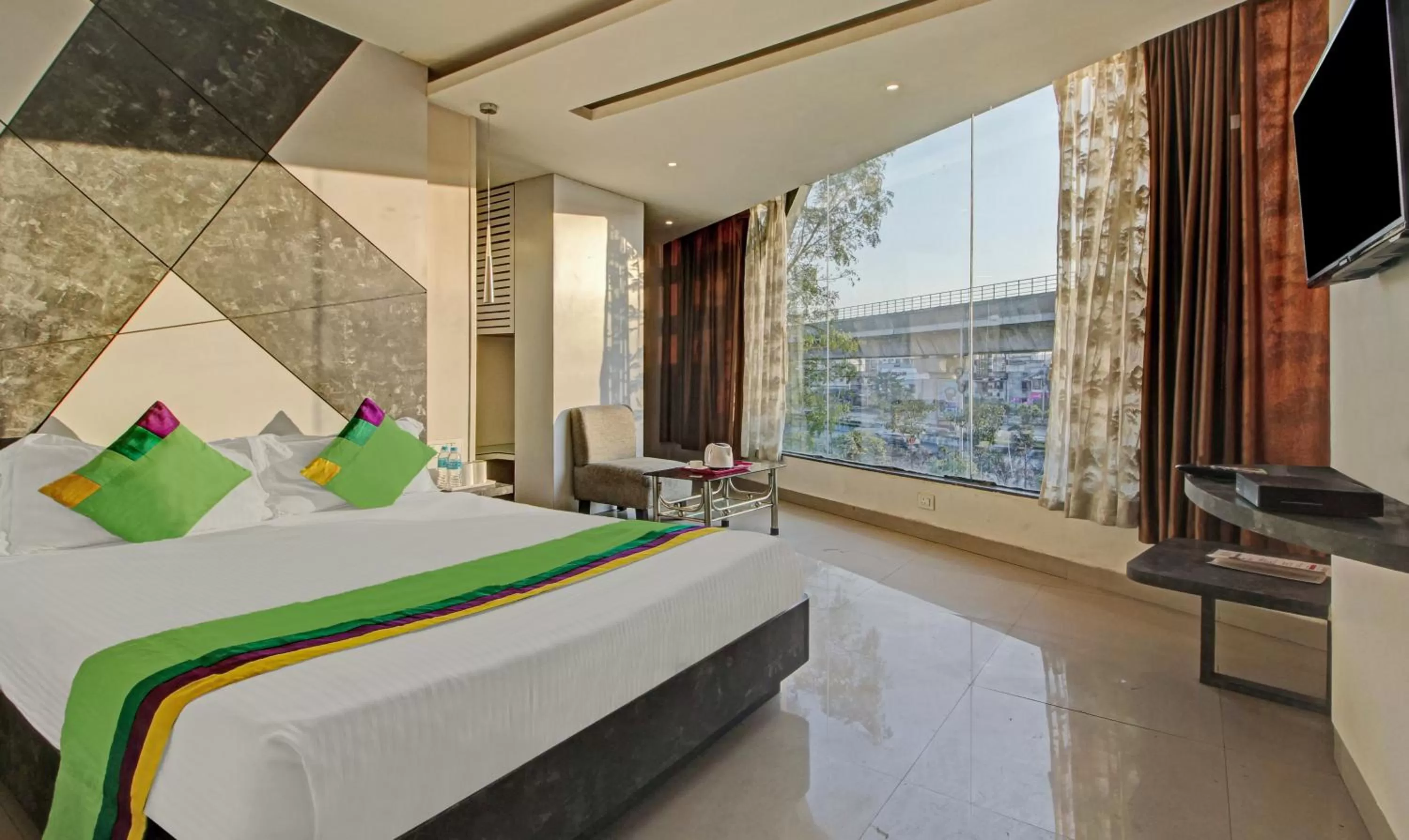 Bed in Treebo Trend Glassotel Ruby