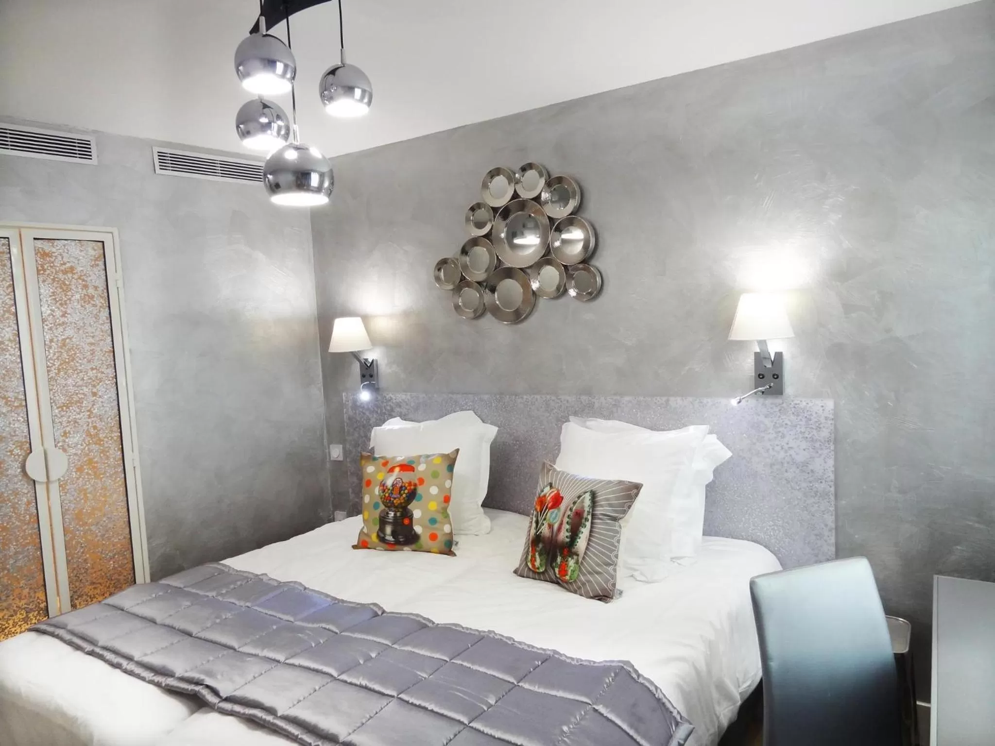 Bed in Le Pavillon Hotel