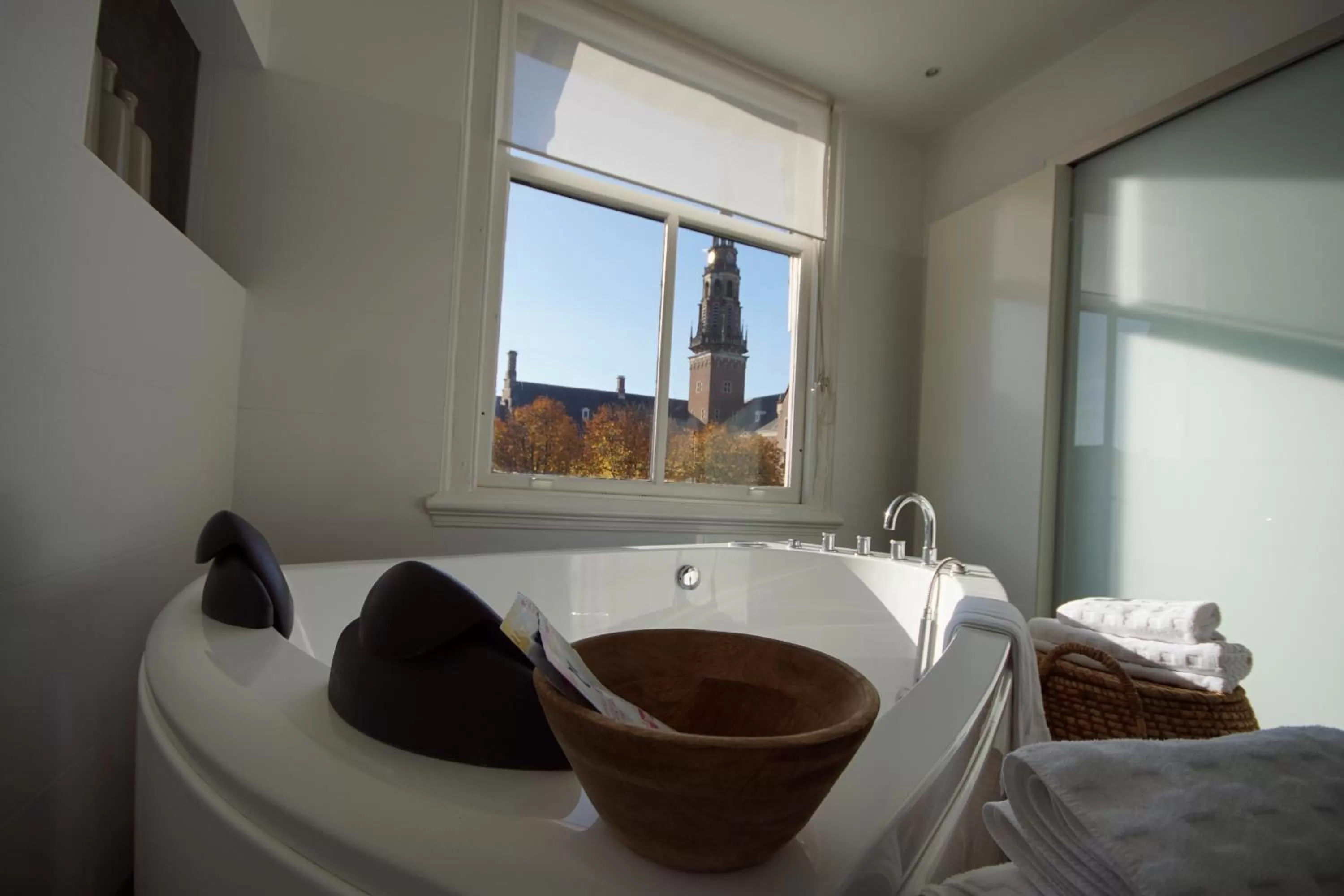 Property building, Bed in NR22 Leiden