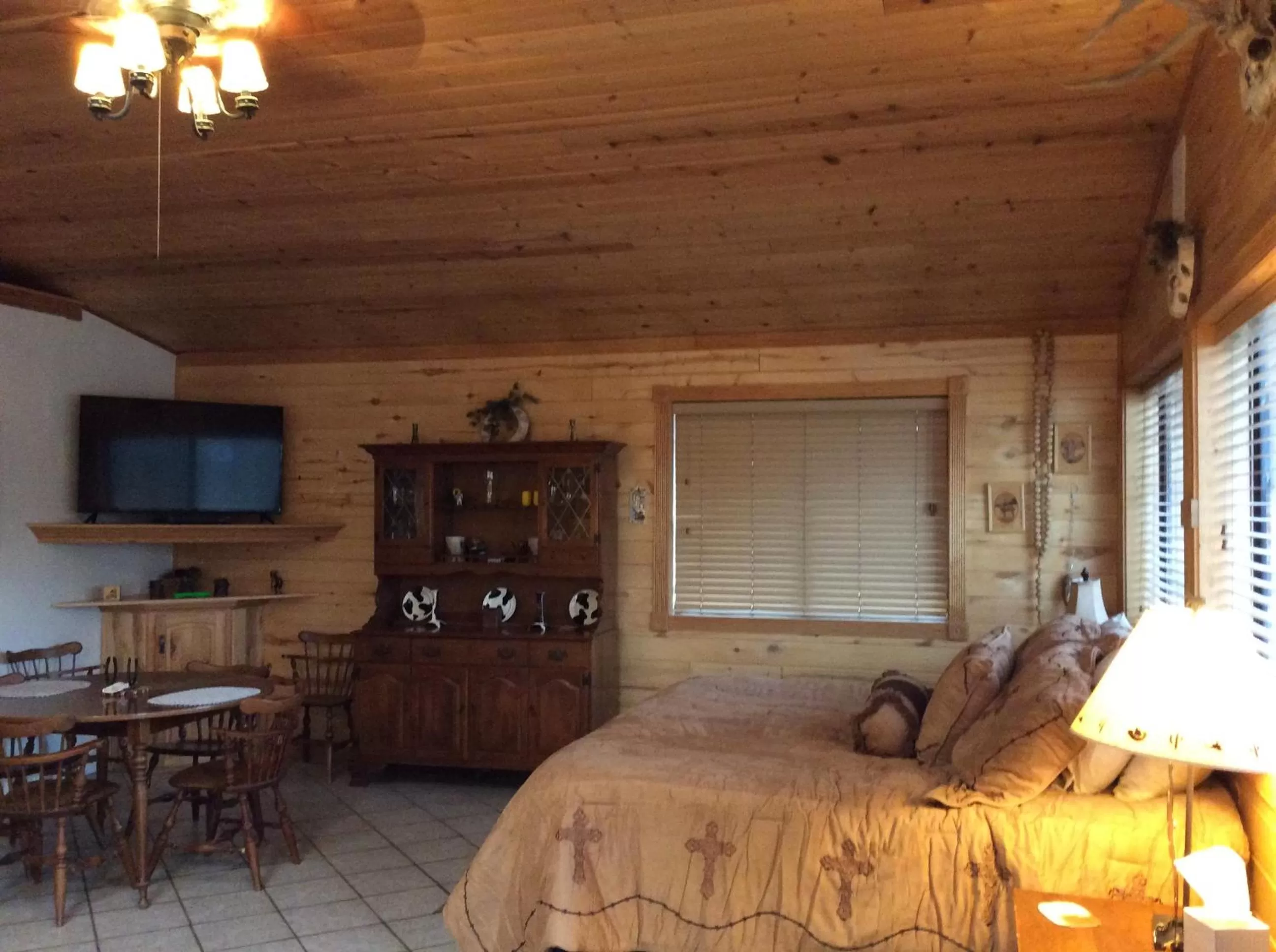 Dining area in Elktrace Bed and Breakfast