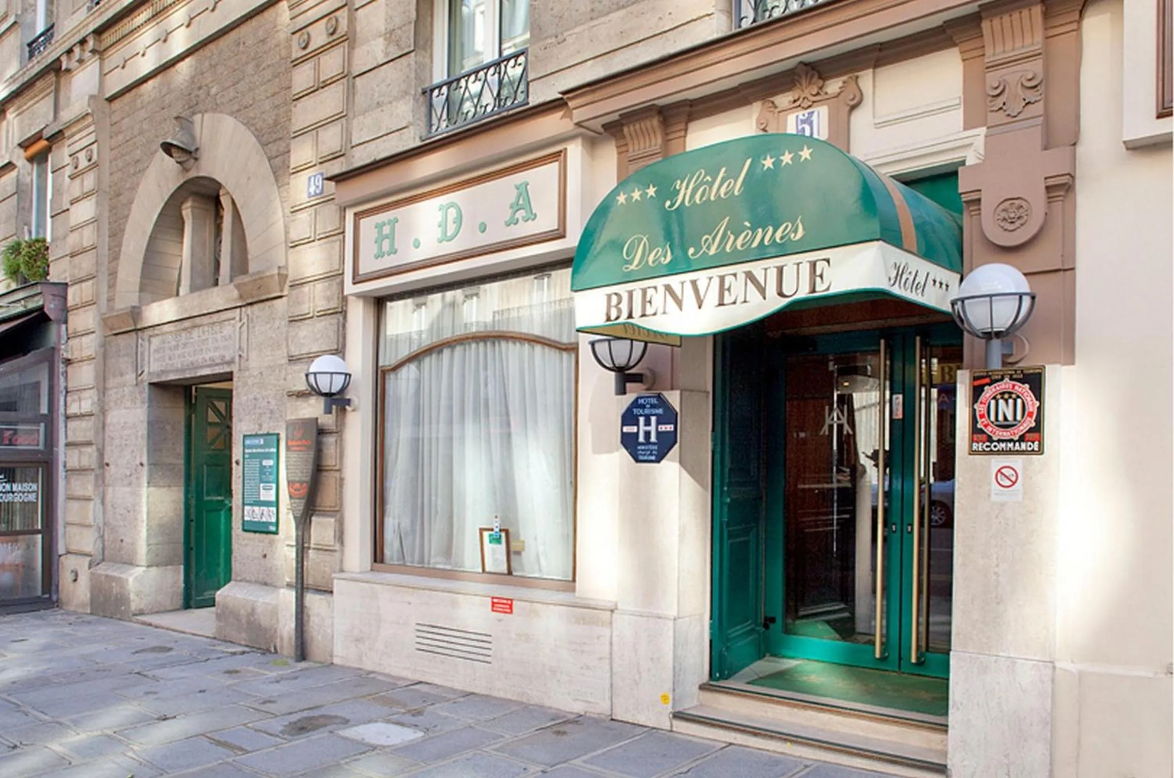 Facade/entrance in Hotel Des Arenes