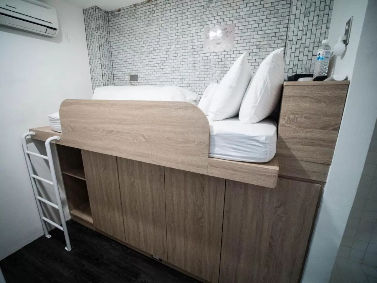 Single Room with Shower in King Wow Inn