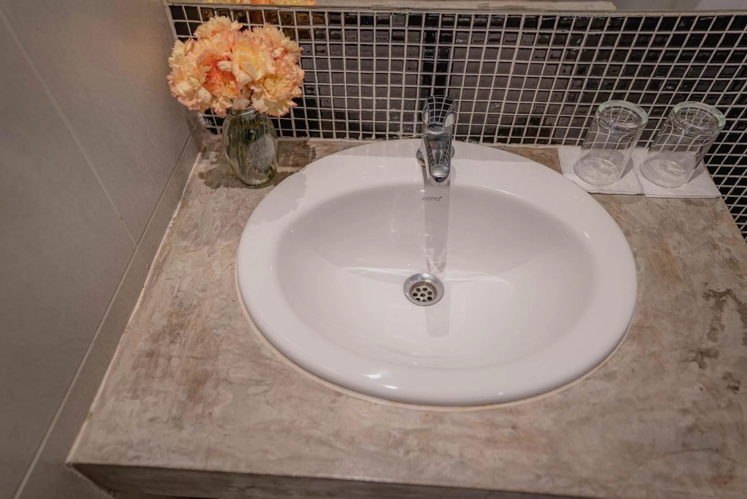 Bathroom in Peace Land Khaosan