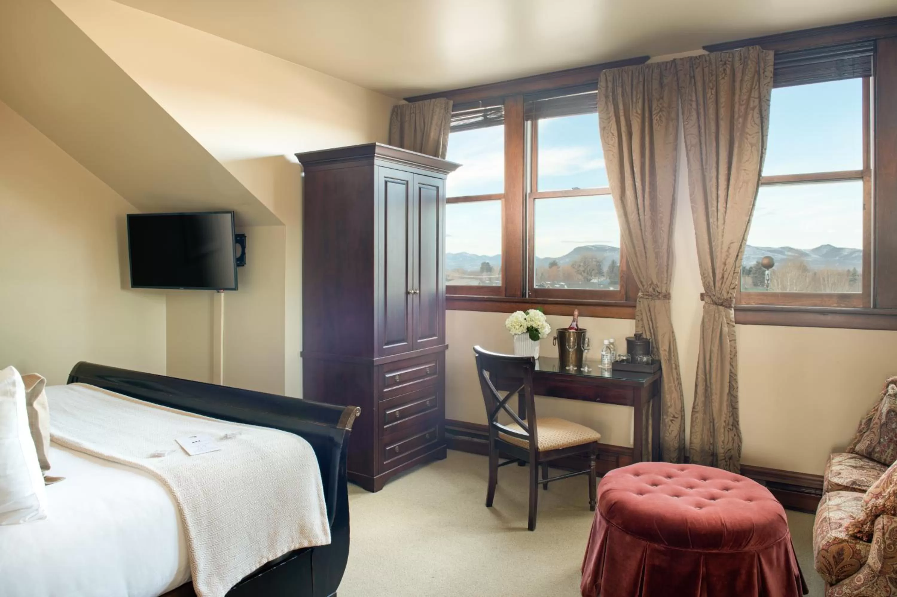 Bedroom, Bed in The Sacajawea Hotel