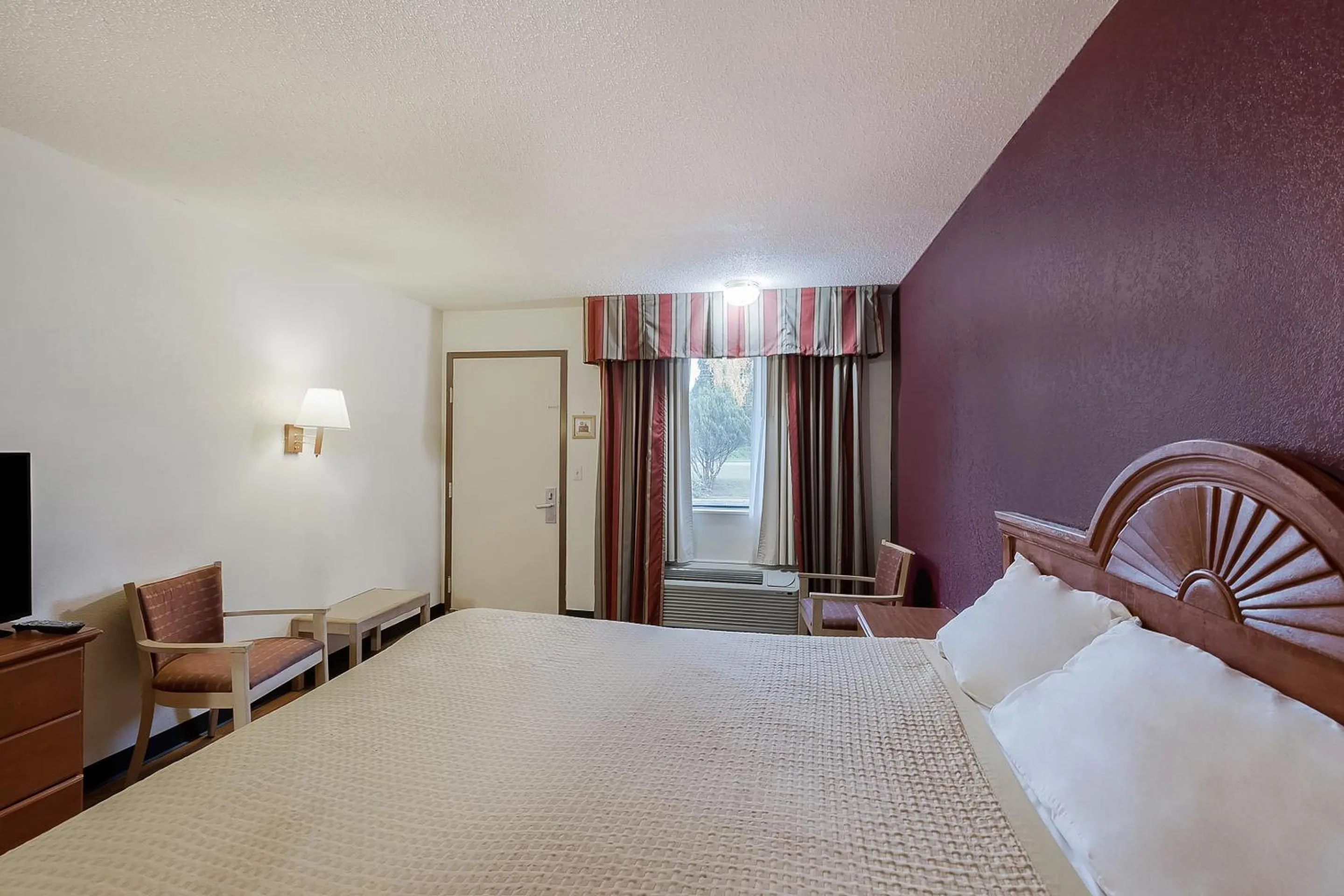 Bedroom in OYO Hotel Manning SC