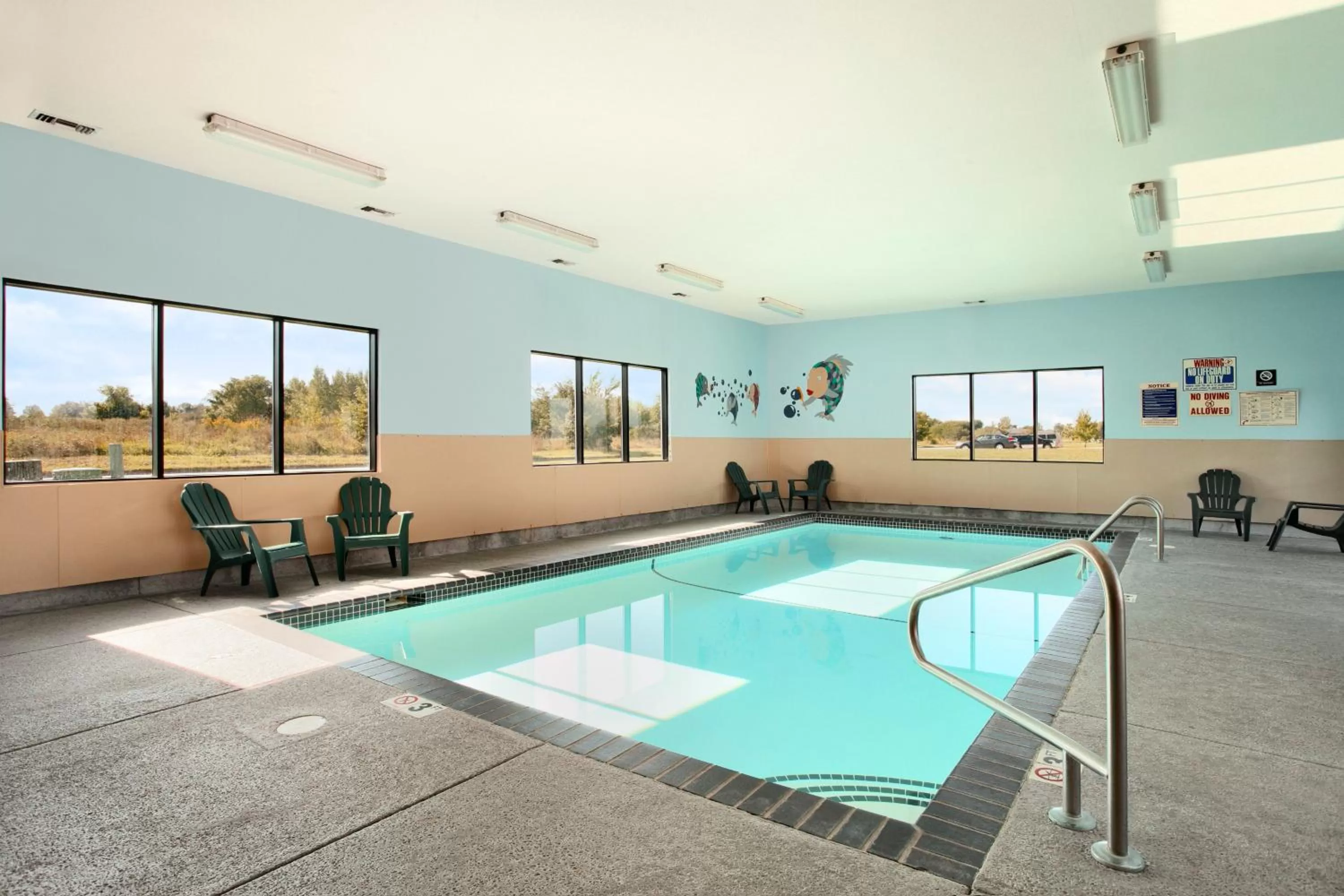 Swimming pool in Howard Johnson by Wyndham Waterloo/Cedar Falls