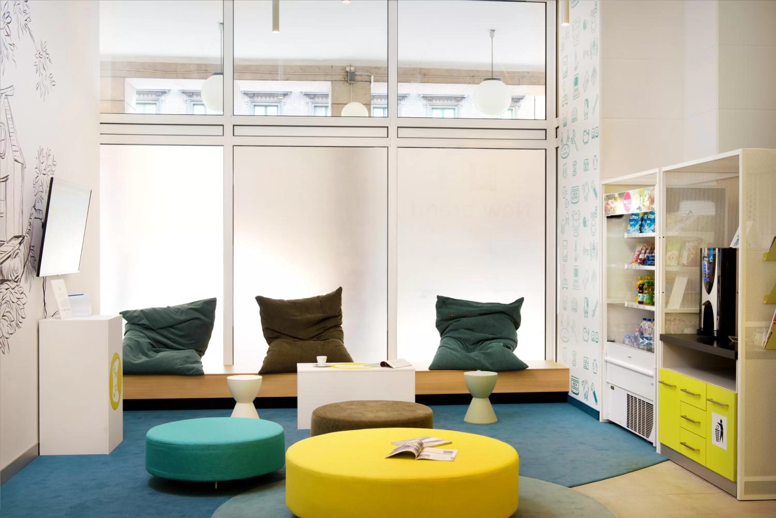 Communal lounge/ TV room in Ibis Styles Budapest Center