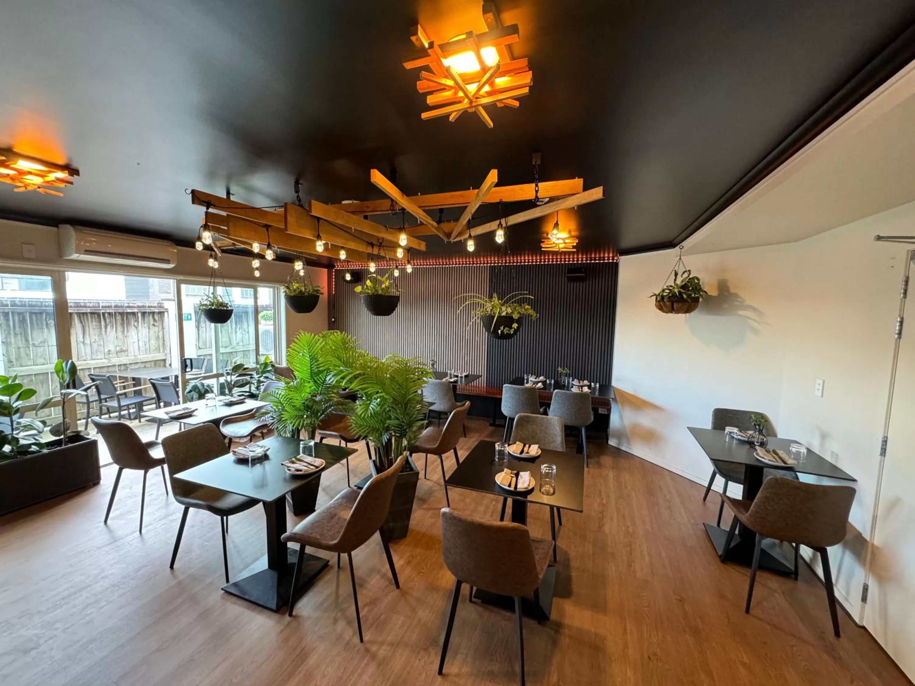 Restaurant/places to eat in B-Ks Premier Motel Palmerston North