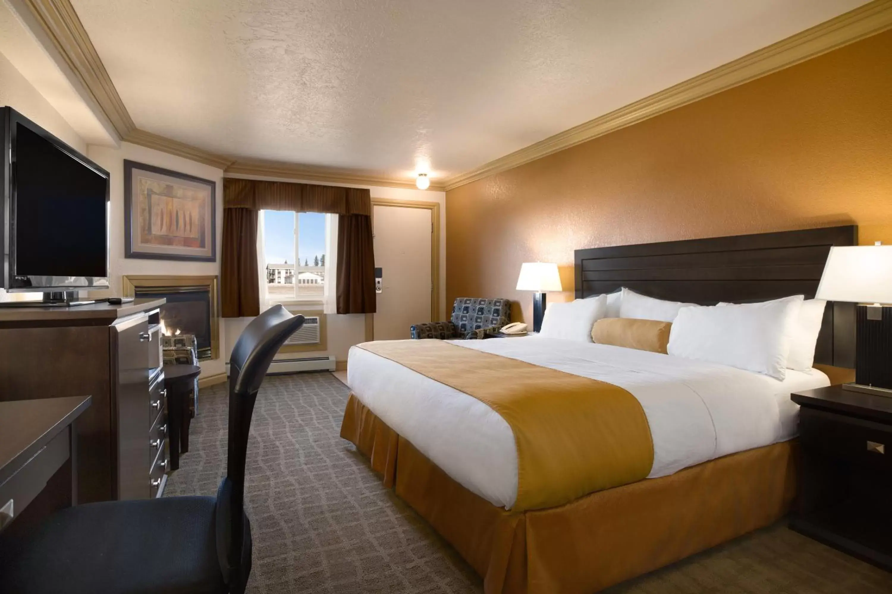 King Room - Non-Smoking in Days Inn by Wyndham High Level King Room - Non-Smoking in Days Inn by Wyndham High Level