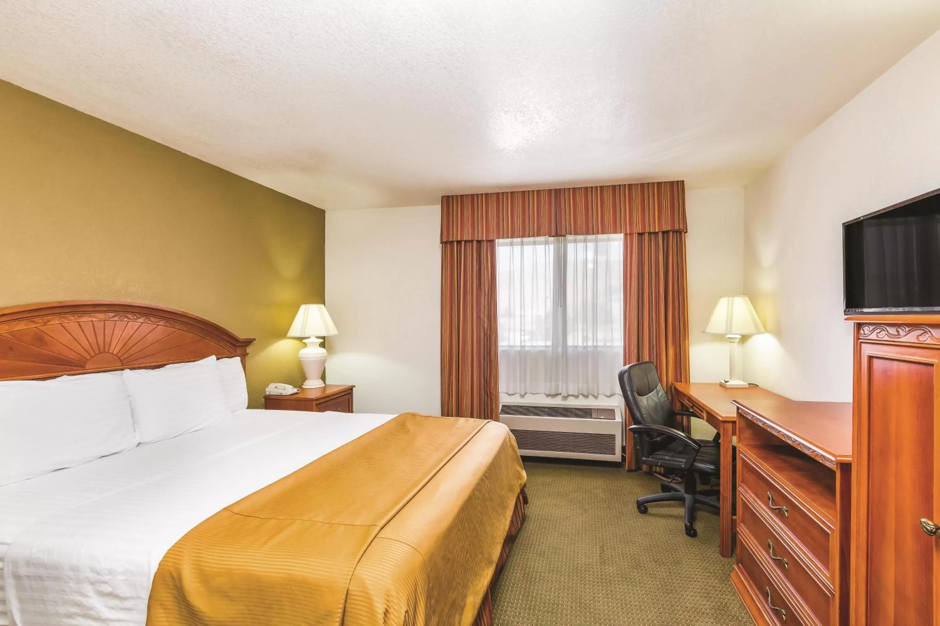 Day, Bed in Baymont by Wyndham Tehachapi