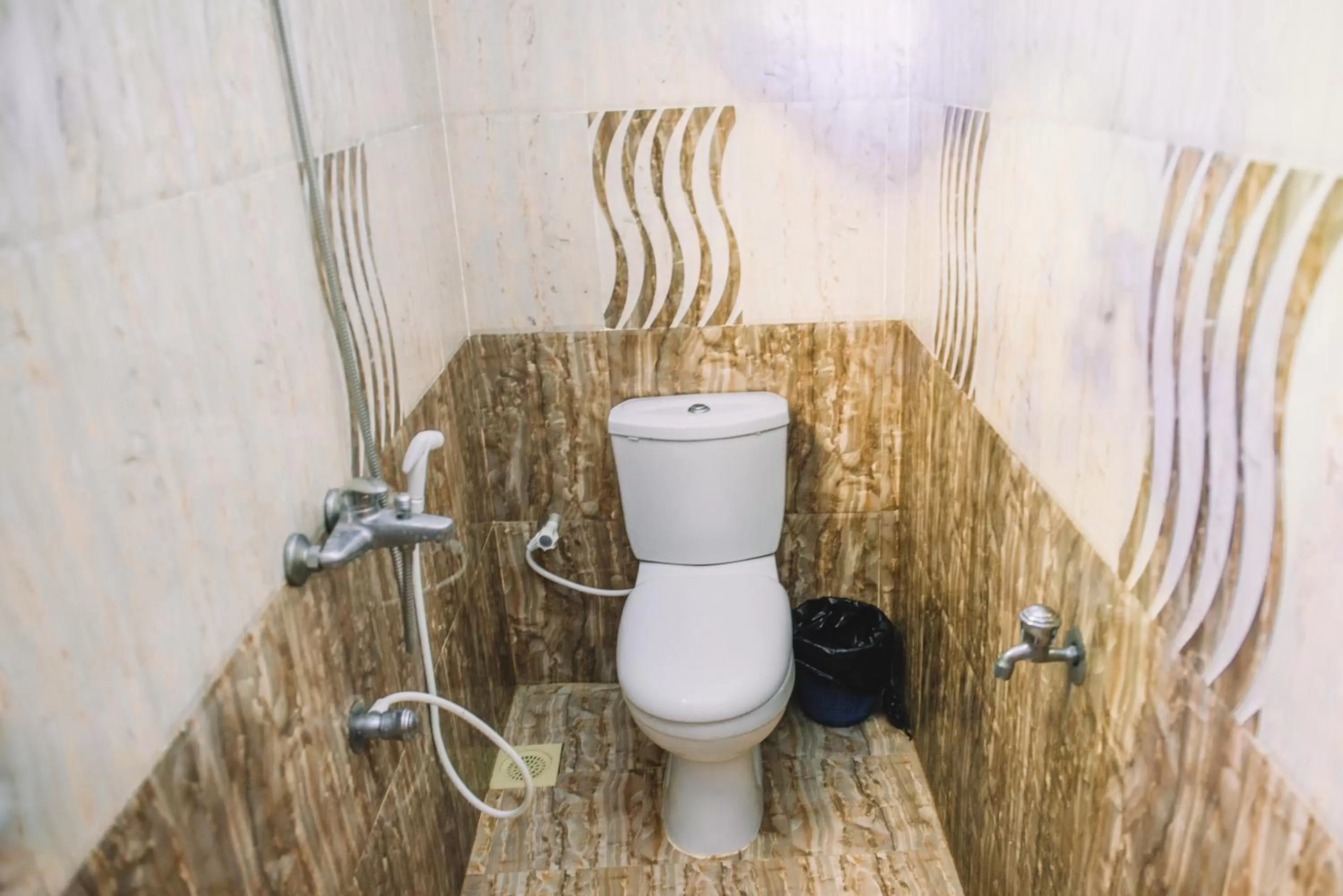 Shower, Bathroom in Kadolana Guest House