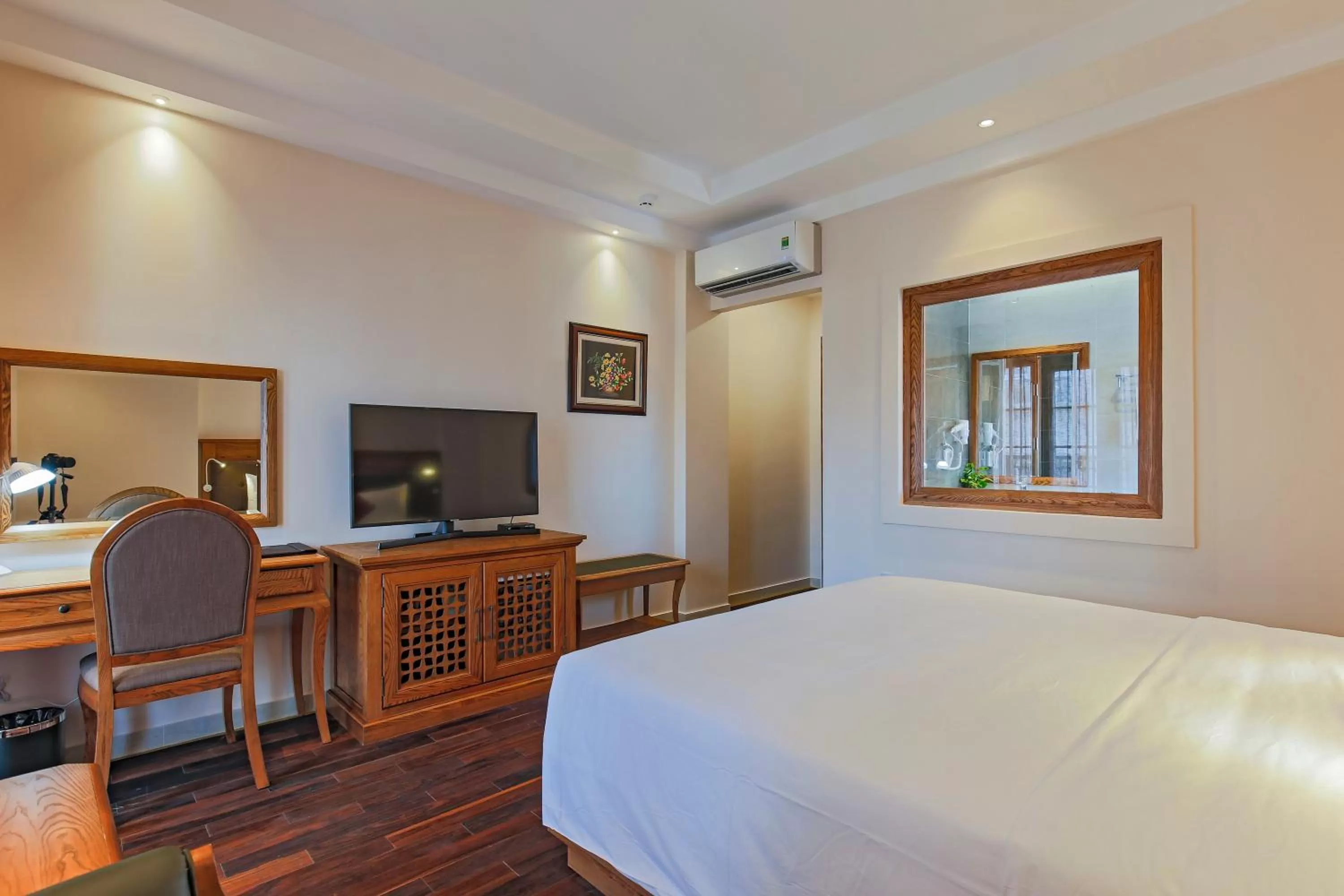 Photo of the whole room, Bed in Hoang Lan Hotel