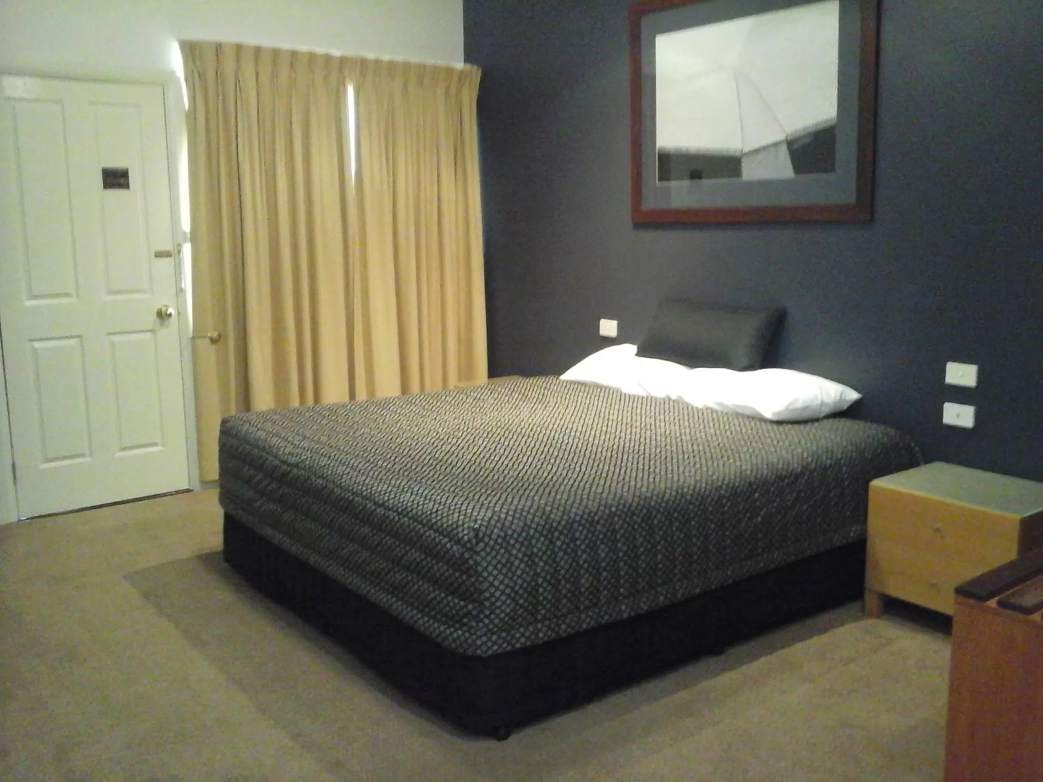 Bedroom, Bed in Willows Motel