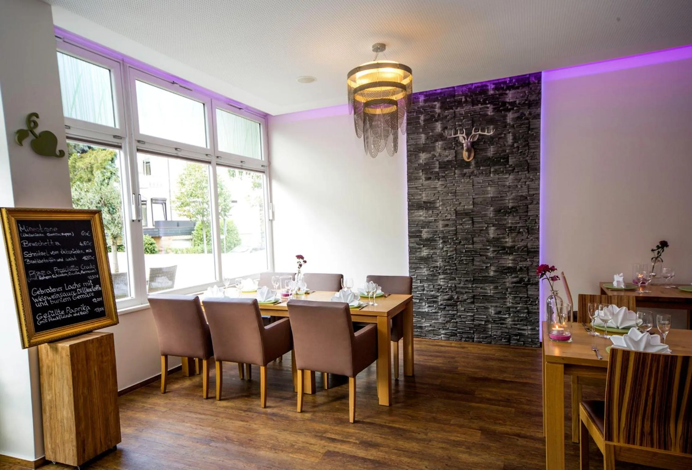 Restaurant/places to eat in Caravelle Hotel im Park