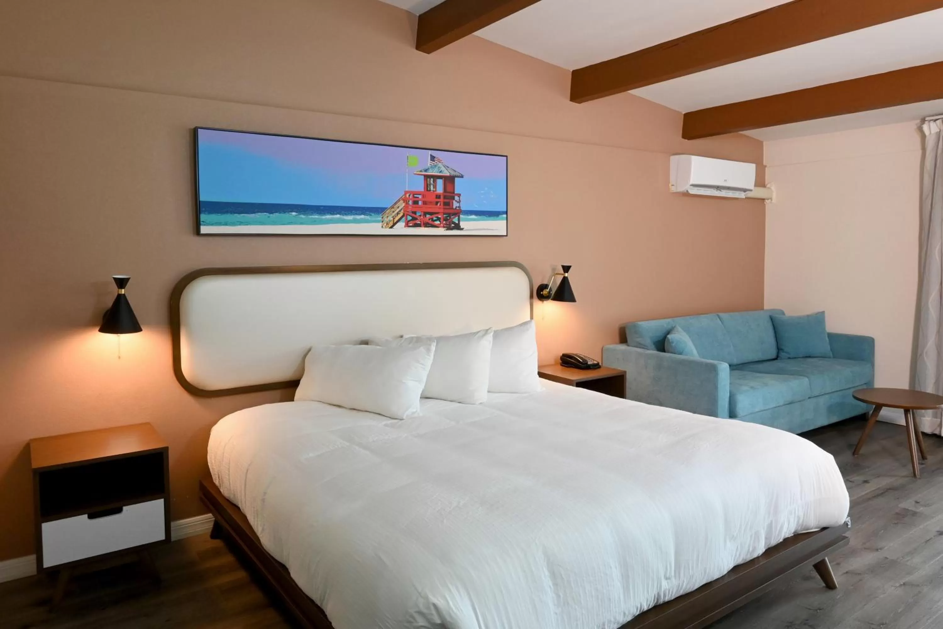 Bed in Golden Host Resort Sarasota