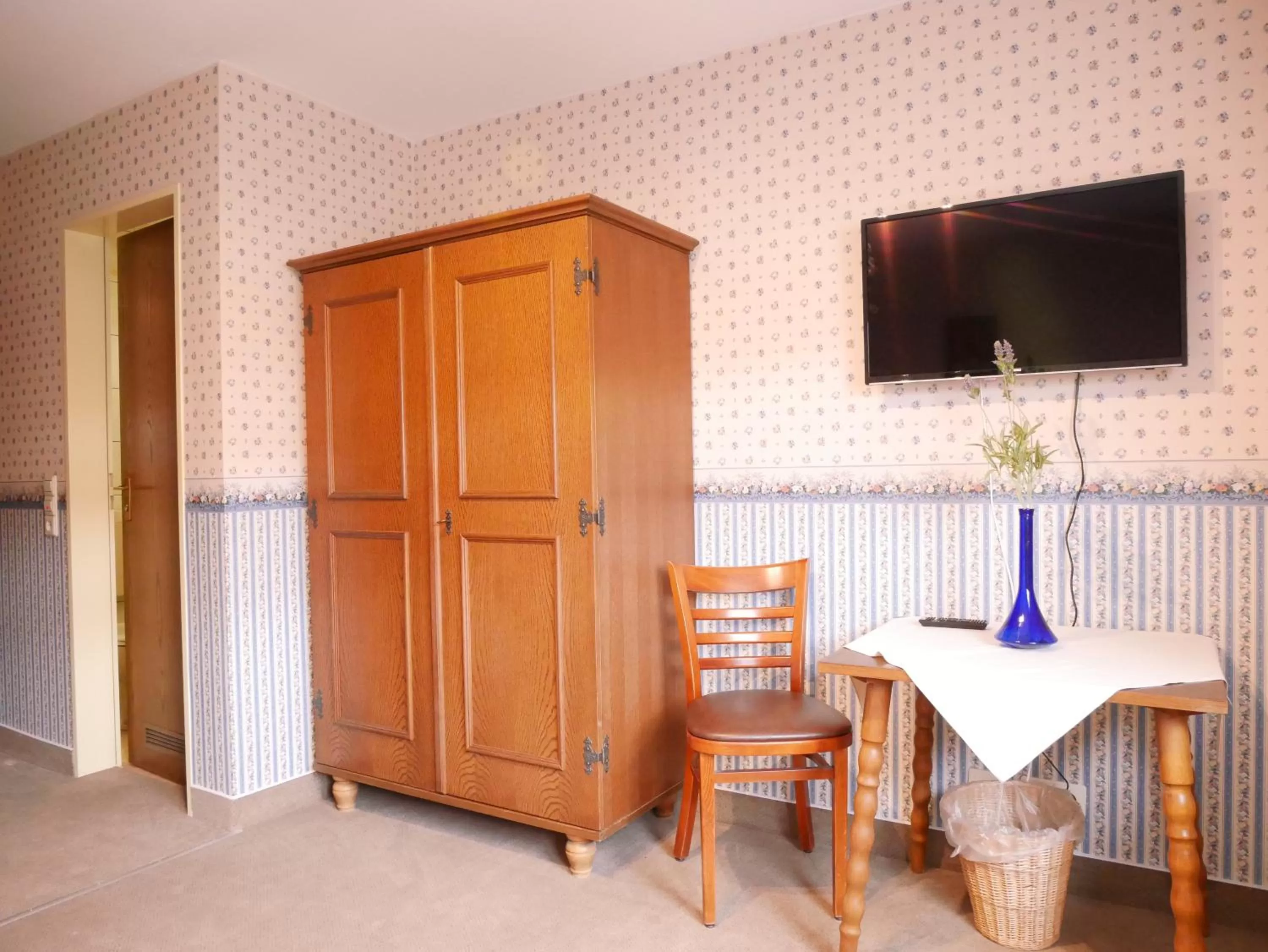 TV and multimedia, TV/Entertainment Center in Gasthaus Engel