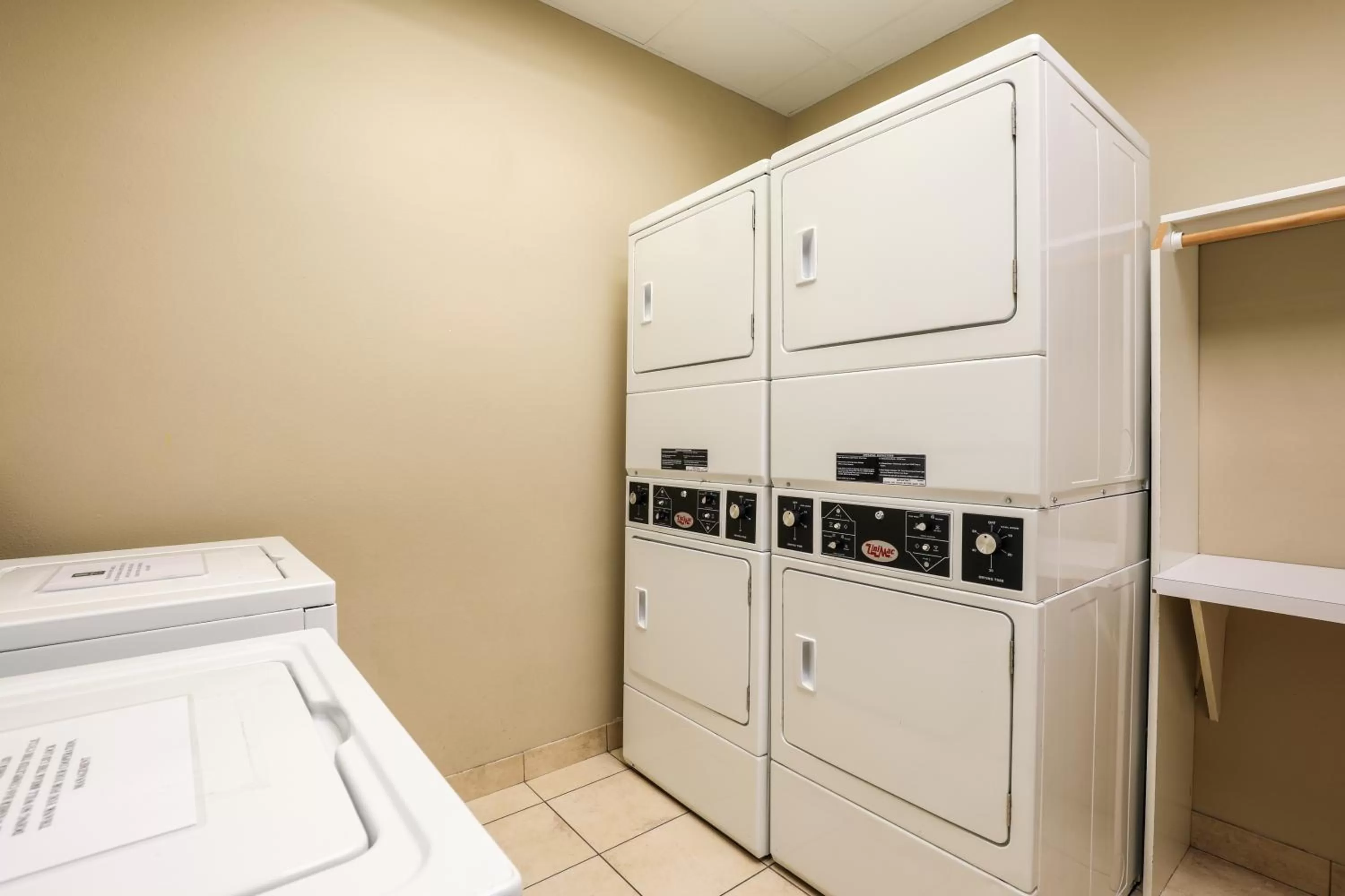 laundry, Bed in MainStay Suites Fitchburg - Madison