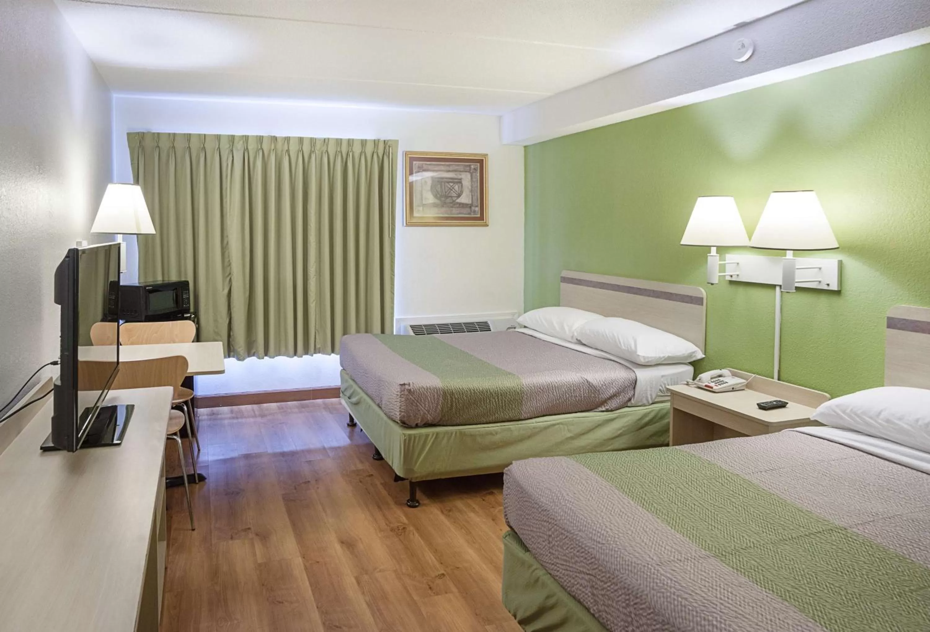 TV and multimedia, Bed in Motel 6-Binghamton, NY