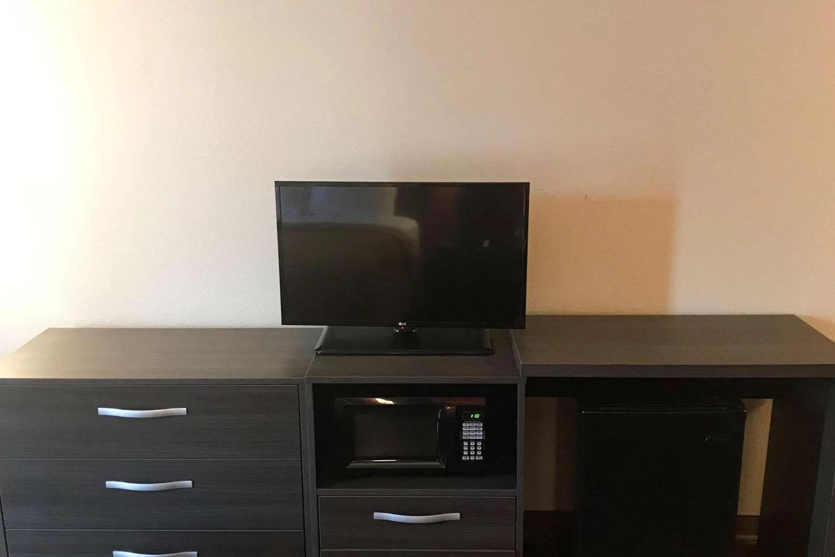 Photo of the whole room in Econo Lodge Mifflintown