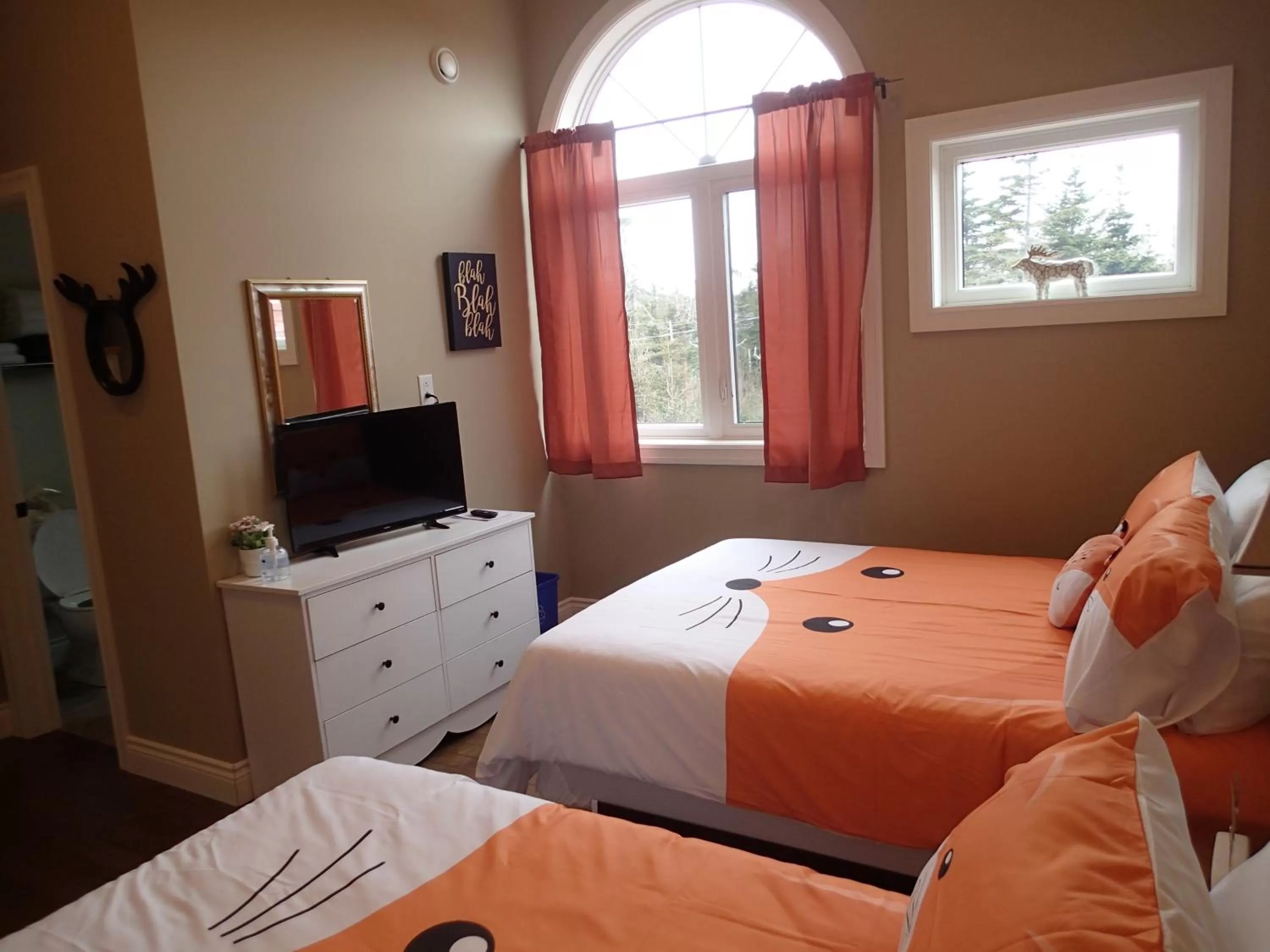 Bed in The Cozy Fox BNB-Woodland Room