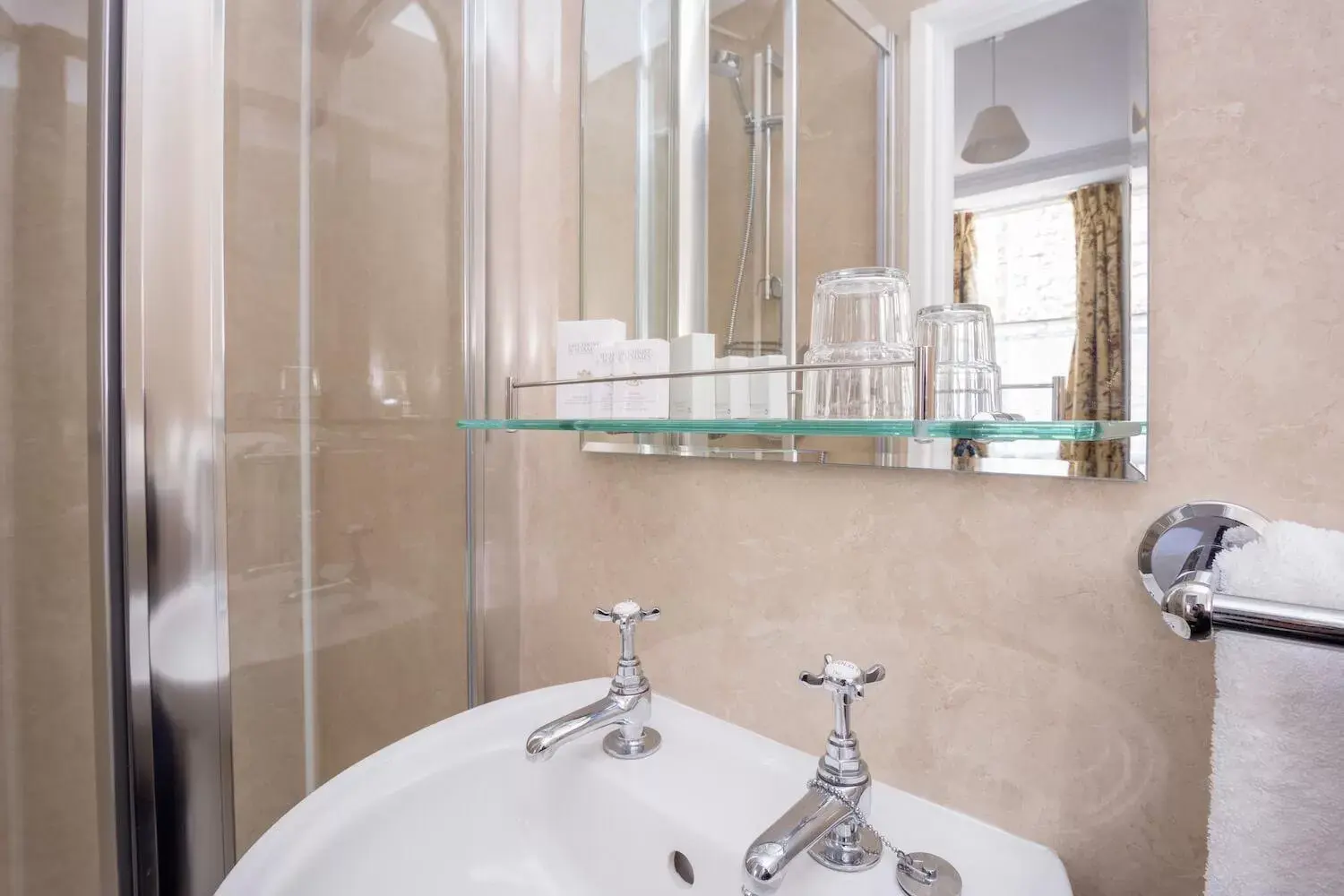 Standard Twin Room in The Queens Hotel Standard Twin Room in The Queens Hotel