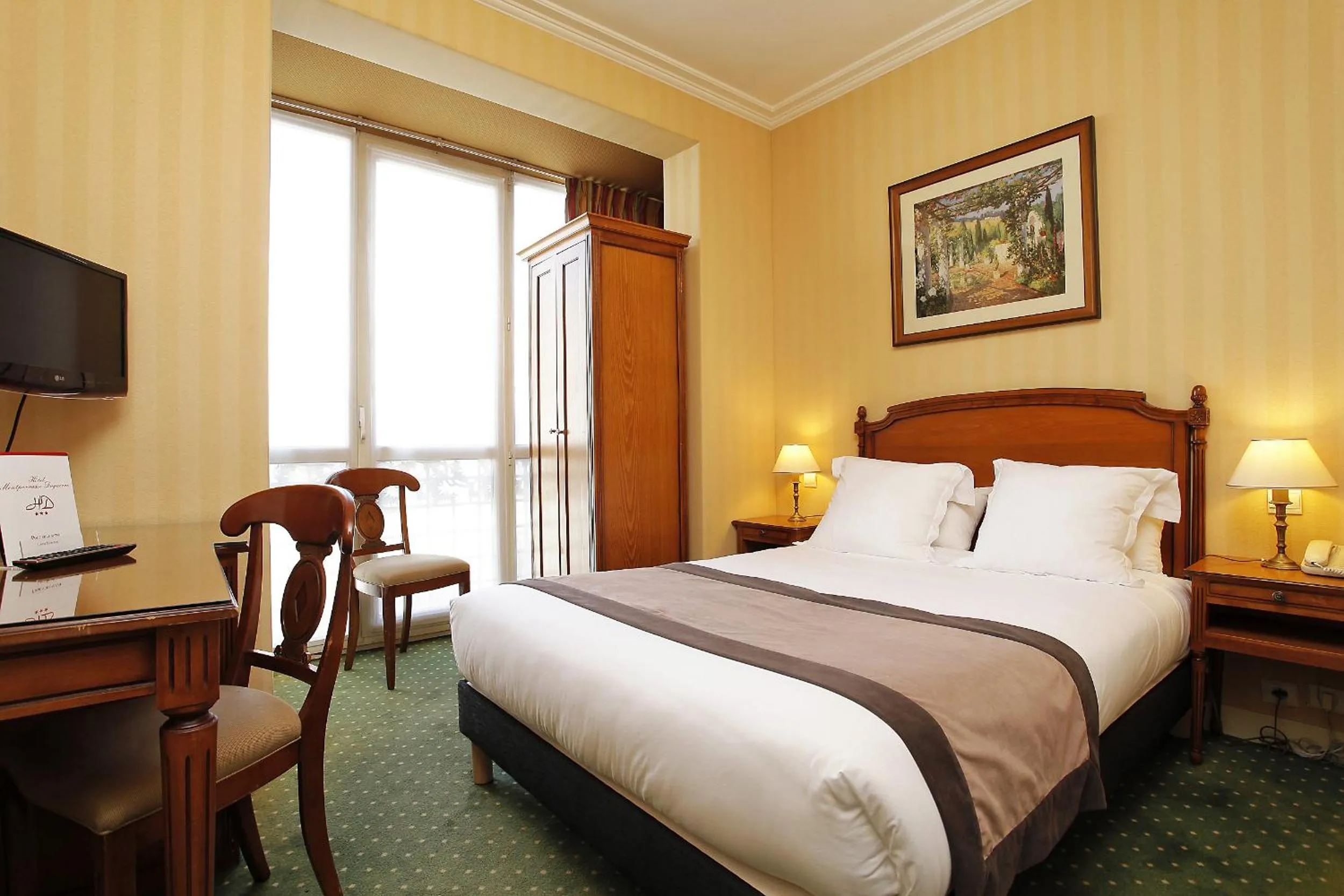 Photo of the whole room, Bed in Montparnasse Daguerre