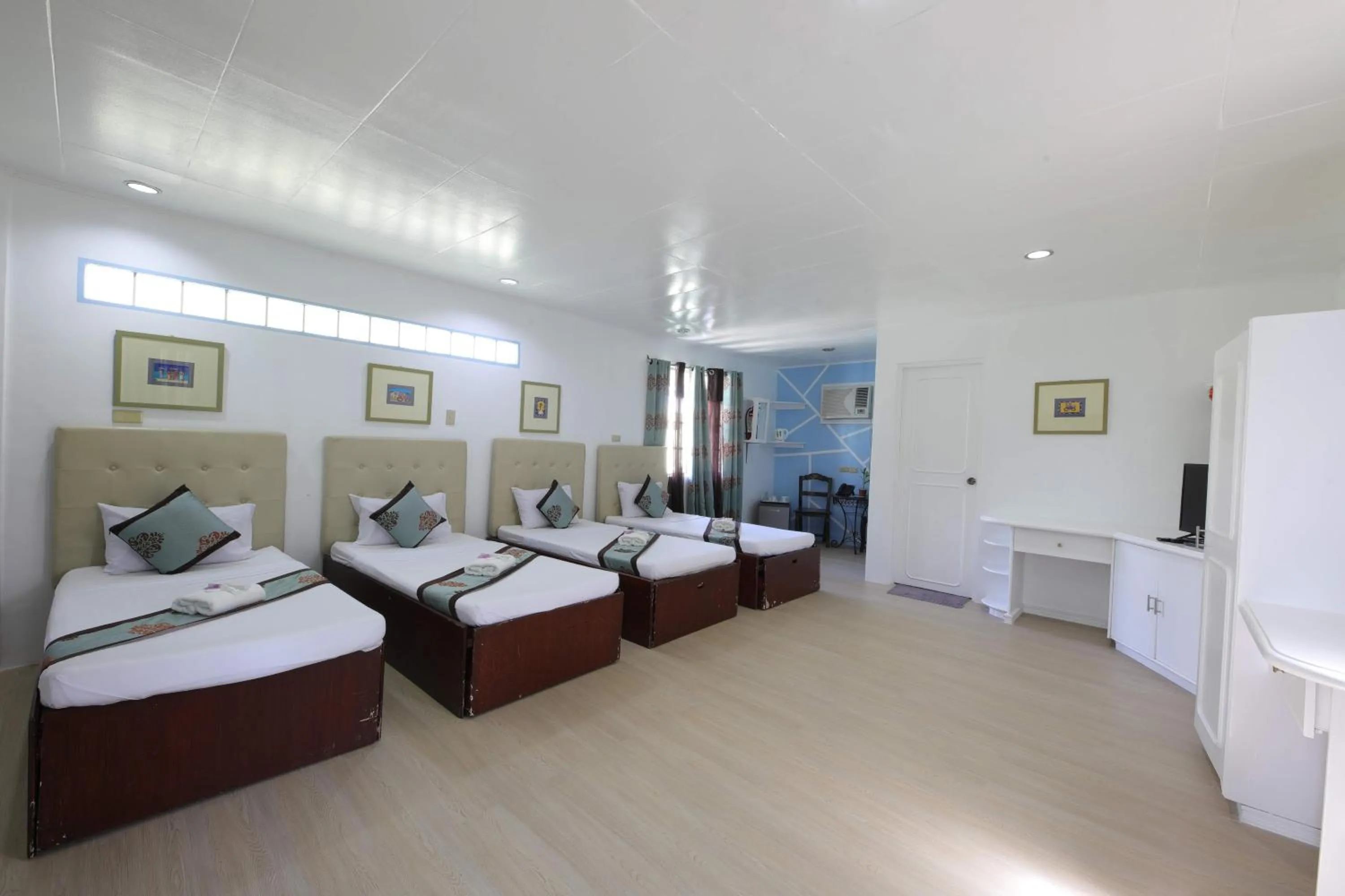 Photo of the whole room, Bed in Loreland Farm Resort