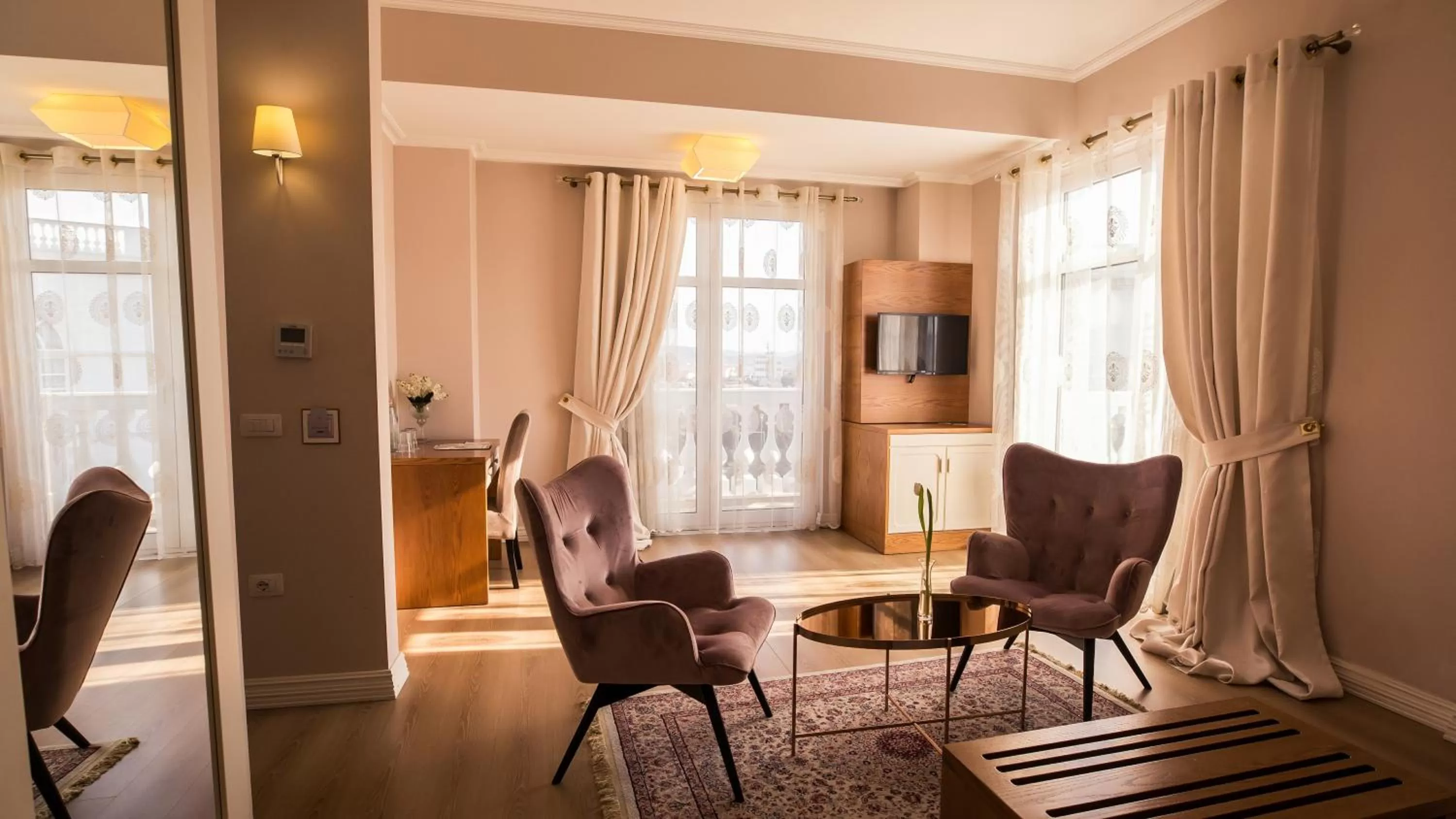 TV and multimedia, Seating Area in Royal Hill Hotel