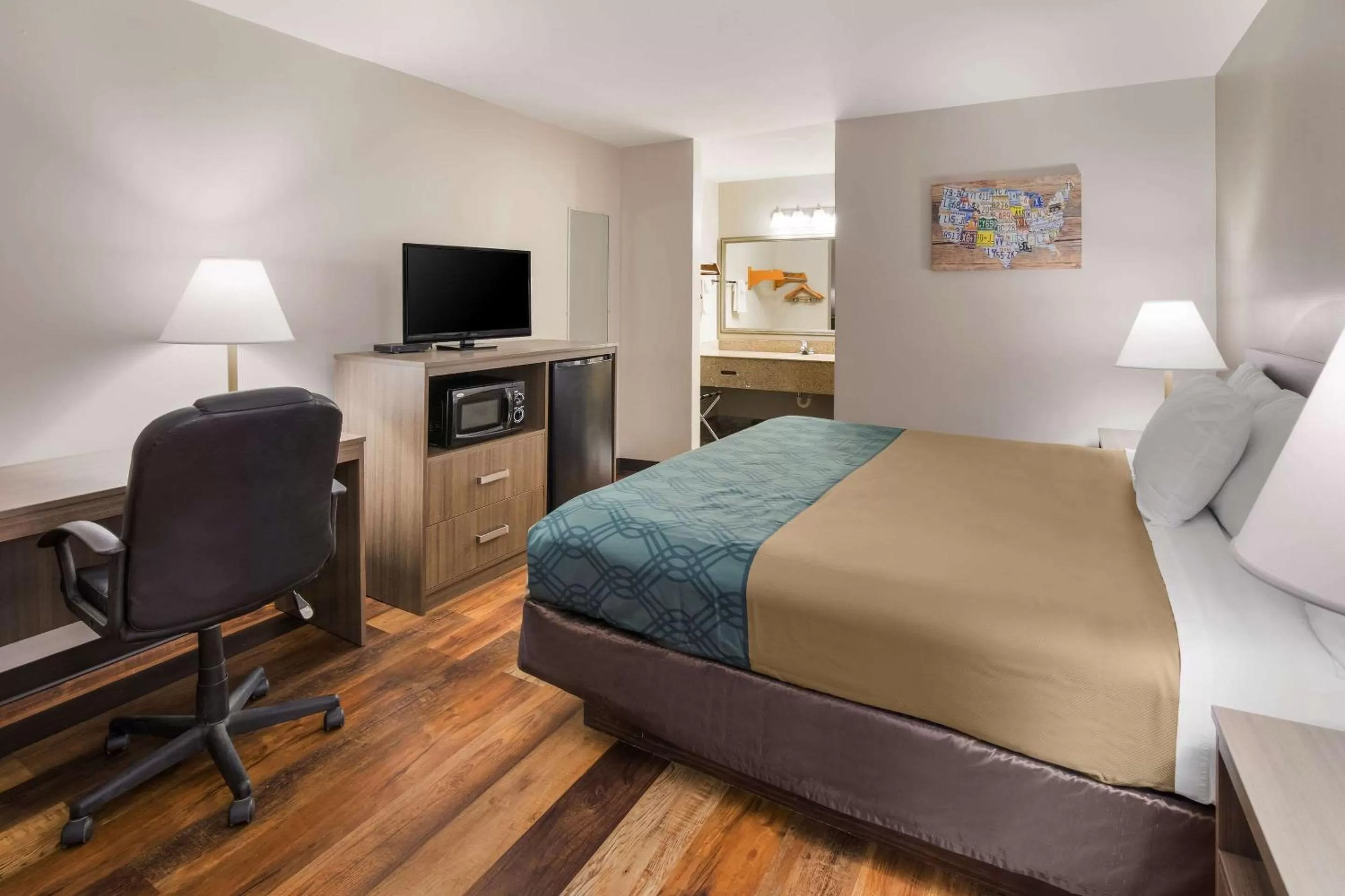 Bedroom, Bed in Econo Lodge Hendersonville