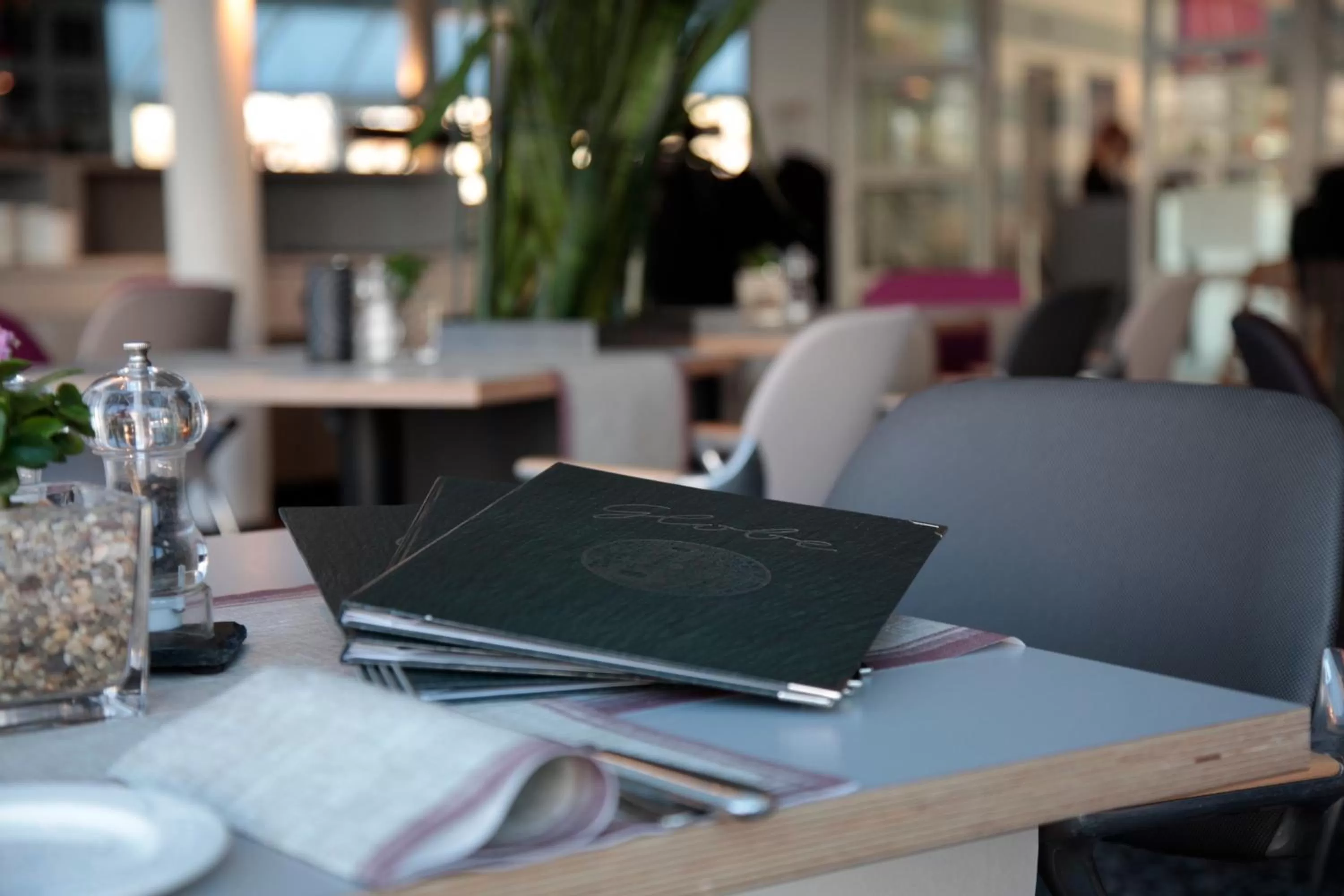 Restaurant/places to eat in Globana Airport Hotel