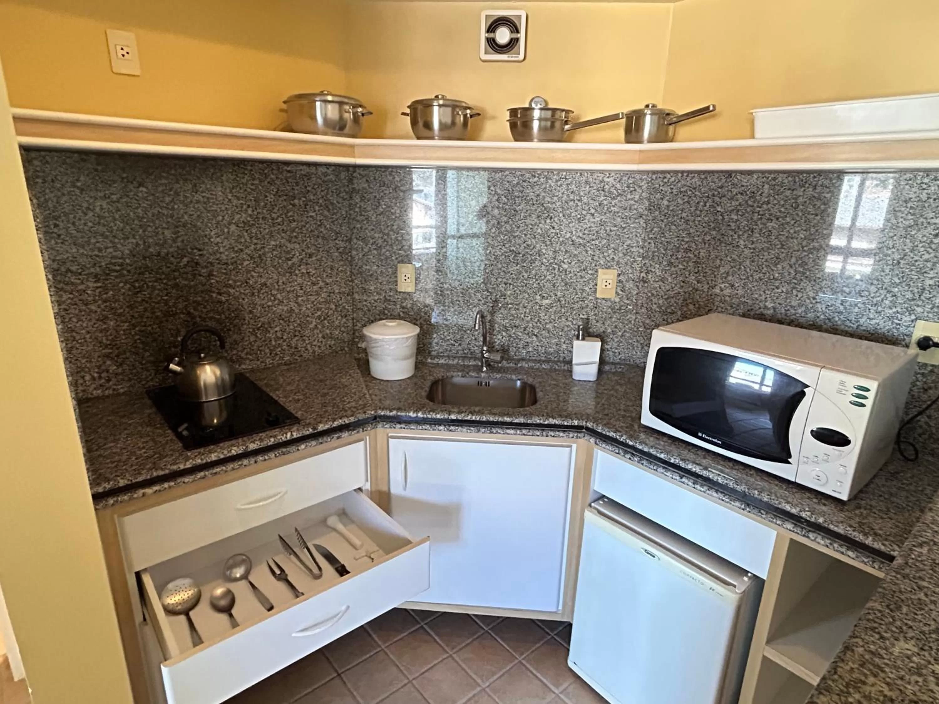 Kitchen or kitchenette, Kitchen/Kitchenette in Golfinhos Apart Hotel