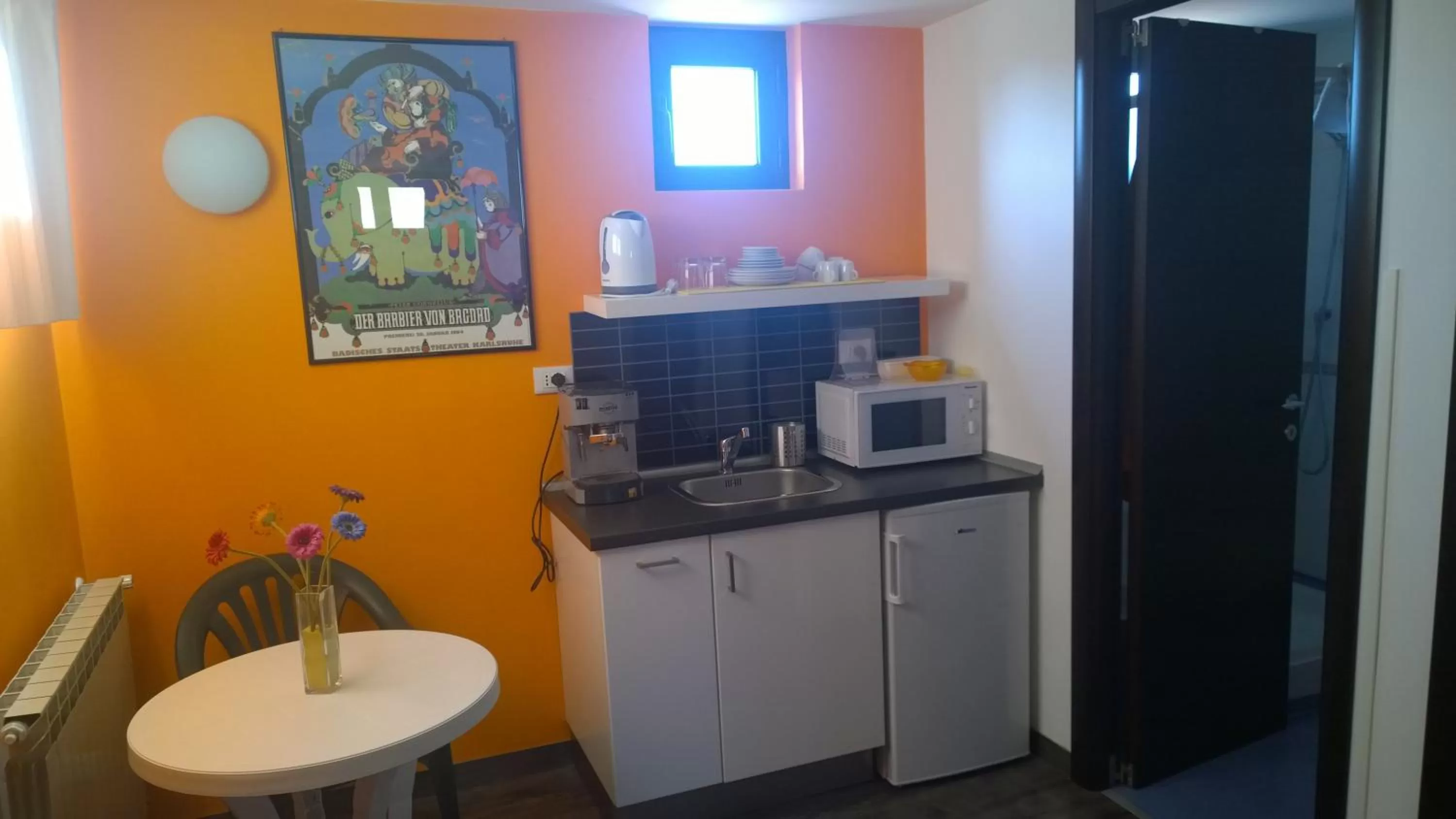 Coffee/tea facilities, Kitchen/Kitchenette in Almi Rooms