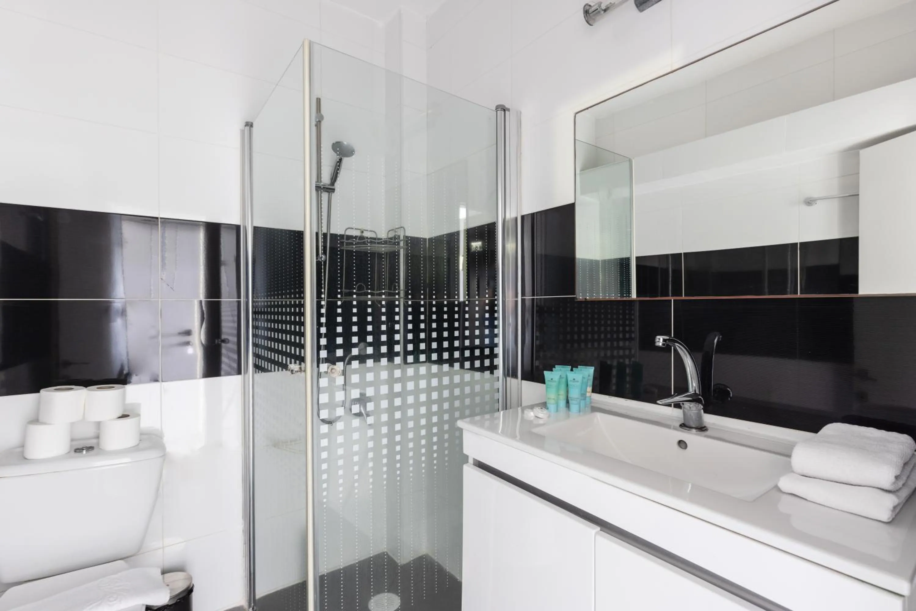 Shower in Liber Tel Aviv Sea Shore Suites BY RAPHAEL HOTELS