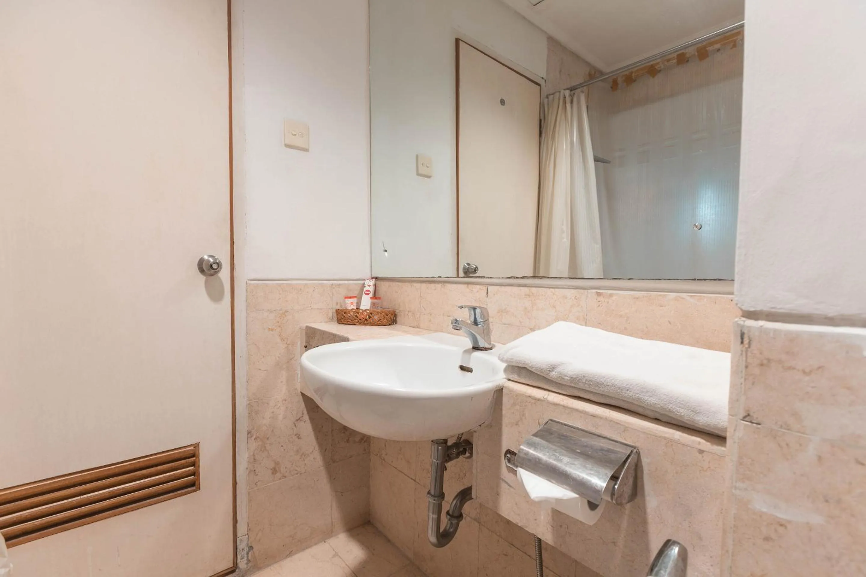 Bathroom in Hotel Bulevar Tanjung Duren Jakarta