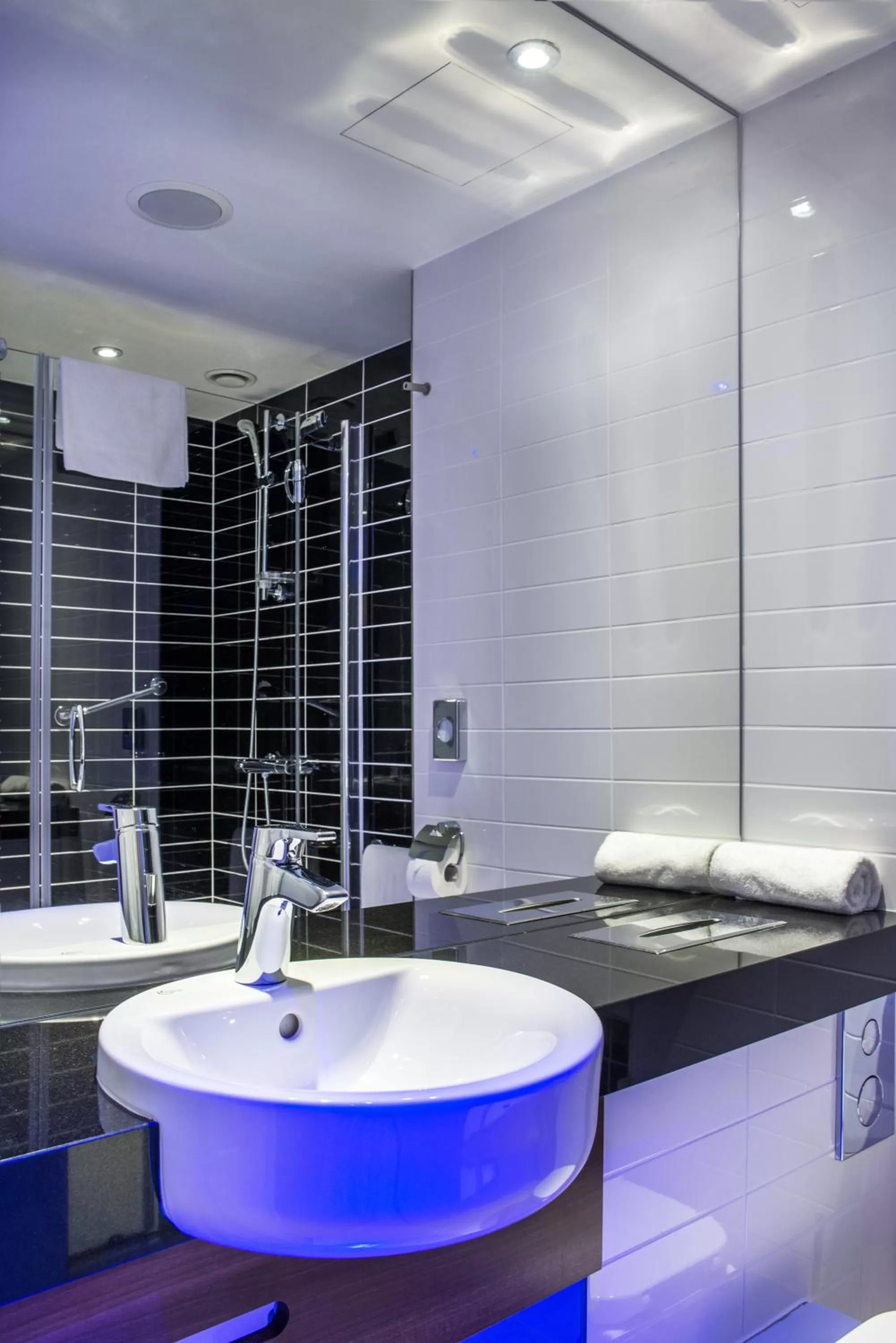 Bathroom in ibis Styles Wałbrzych