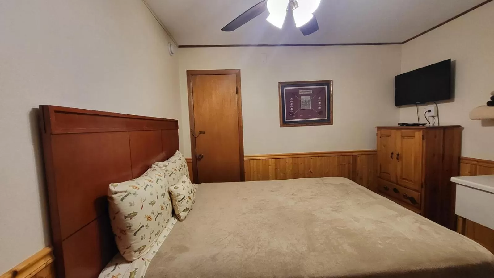 Bed in Hunter's Friend Resort near Table Rock Lake