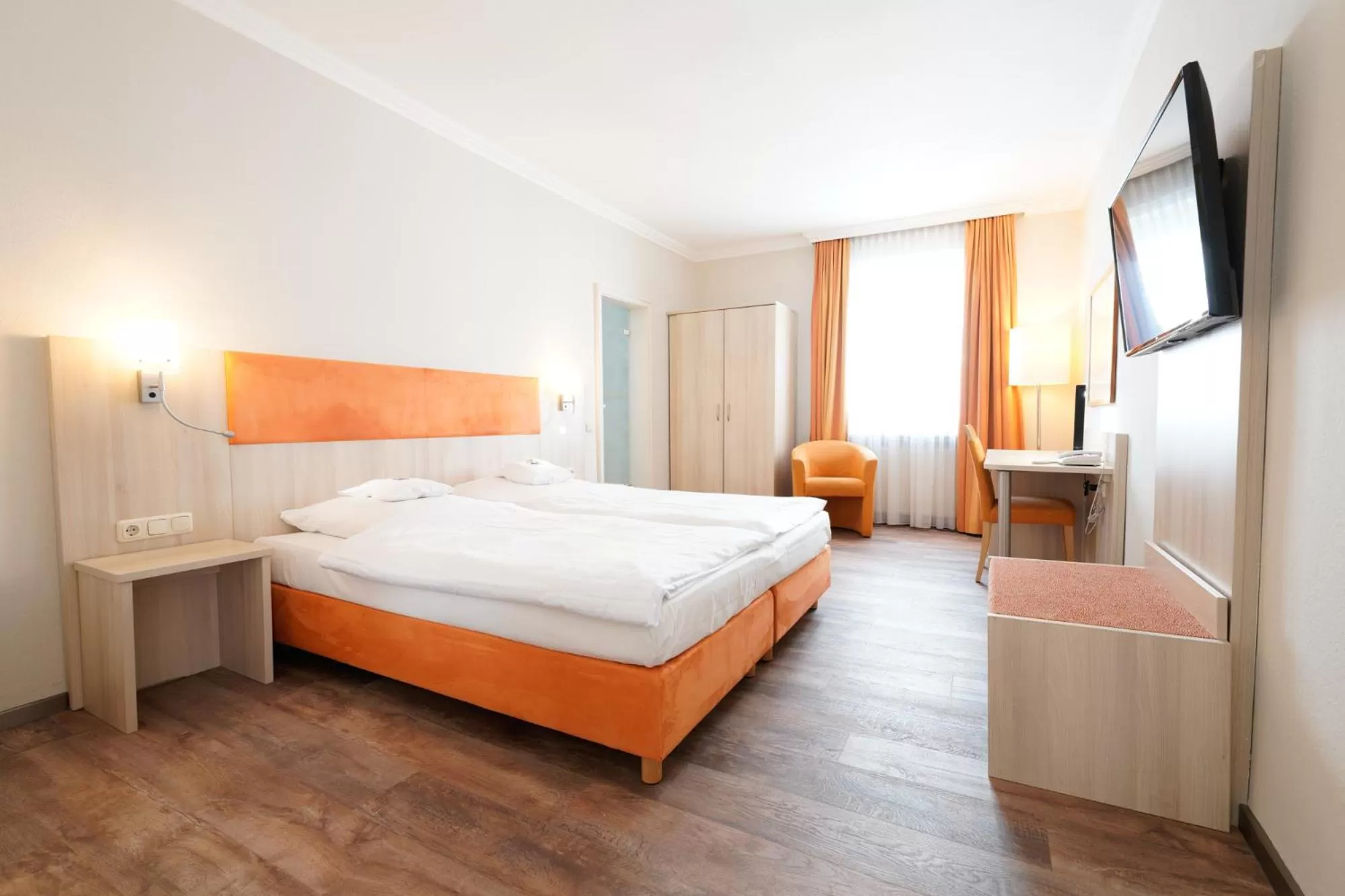 Photo of the whole room, Bed in Hotel Bayerischer Hof