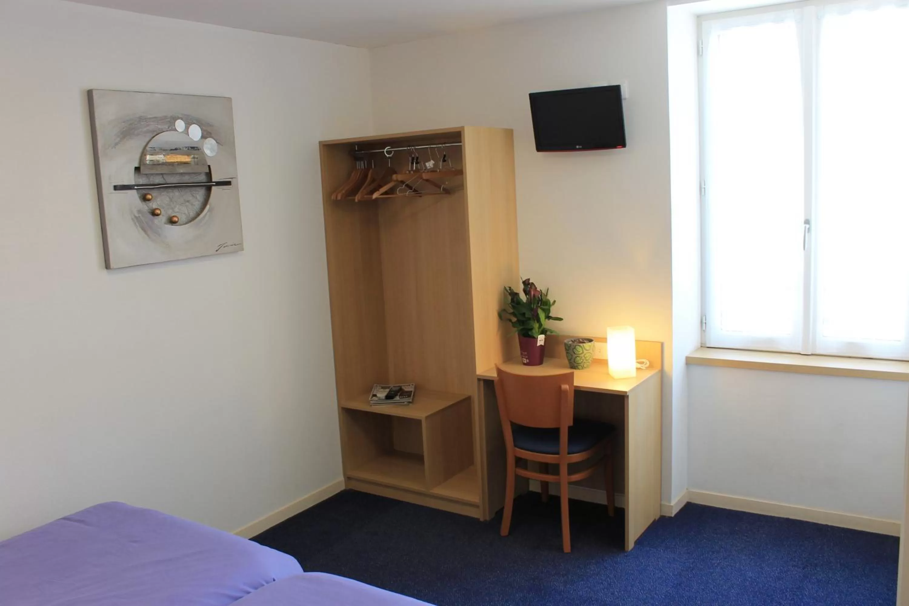 TV/Entertainment Center in Hôtel du lion d'or