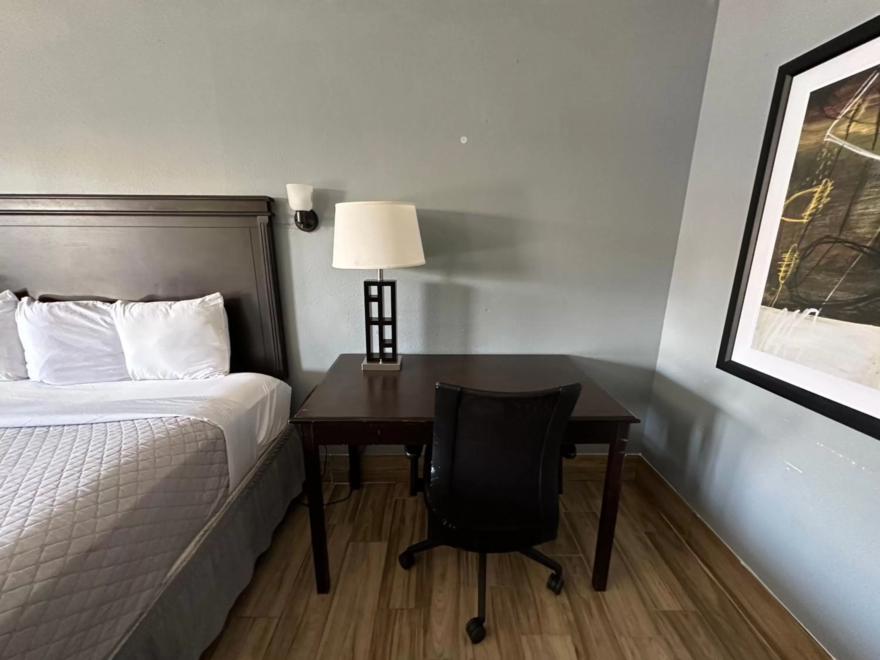 Photo of the whole room, Bed in HillView Inn at Six Flags Fiesta