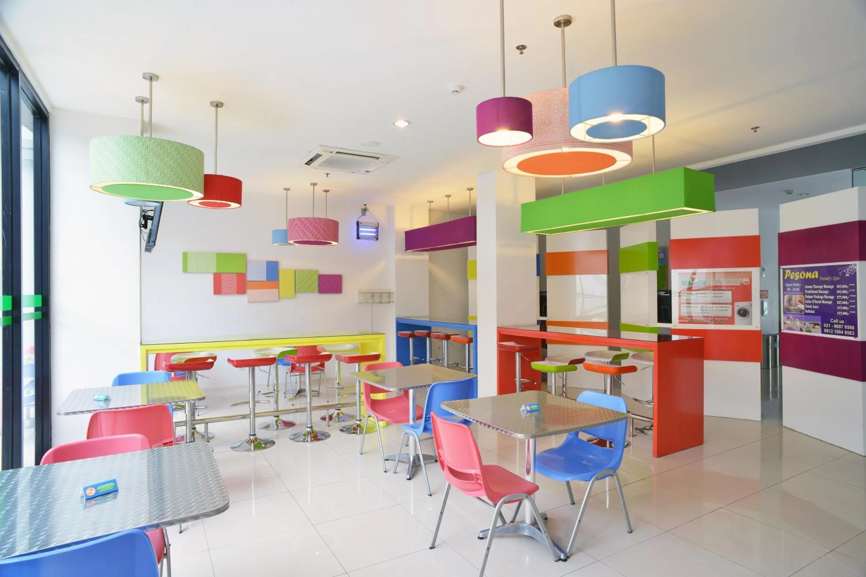 Communal lounge/ TV room in POP! Hotel Tebet Jakarta