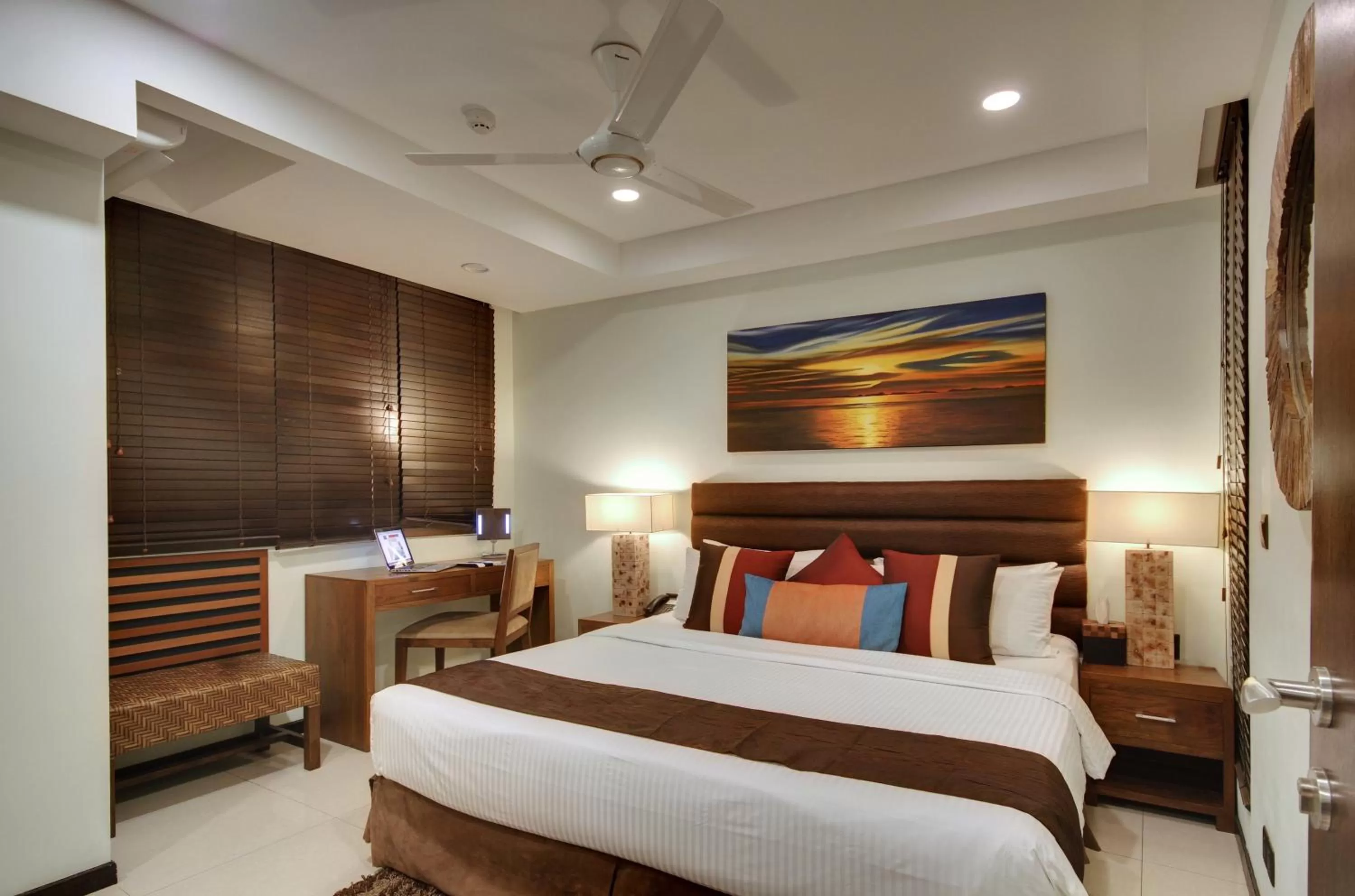 Seating area, Bed in The Somerset Hotel