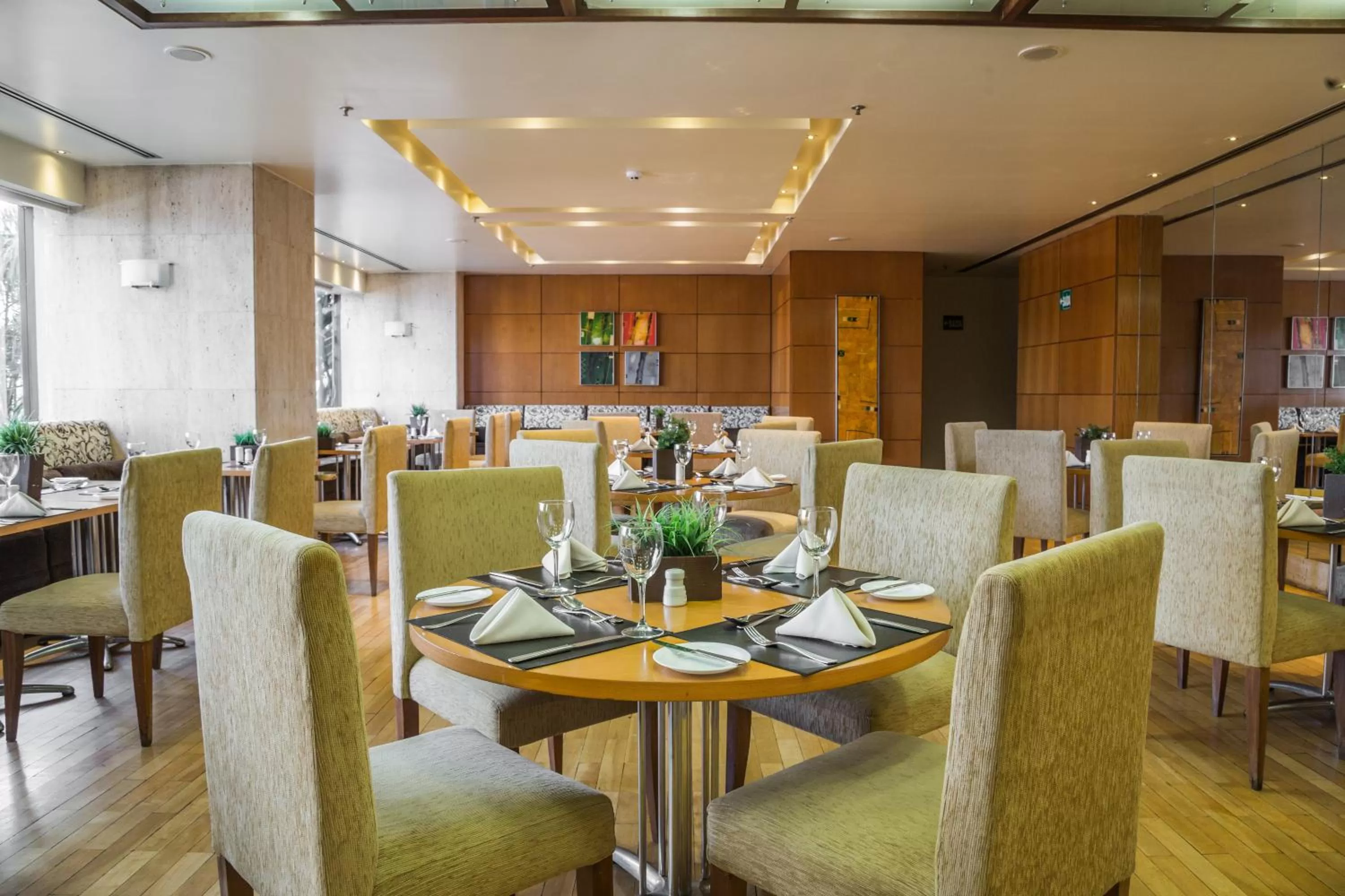 Restaurant/Places to Eat in Grand Bittar Hotel