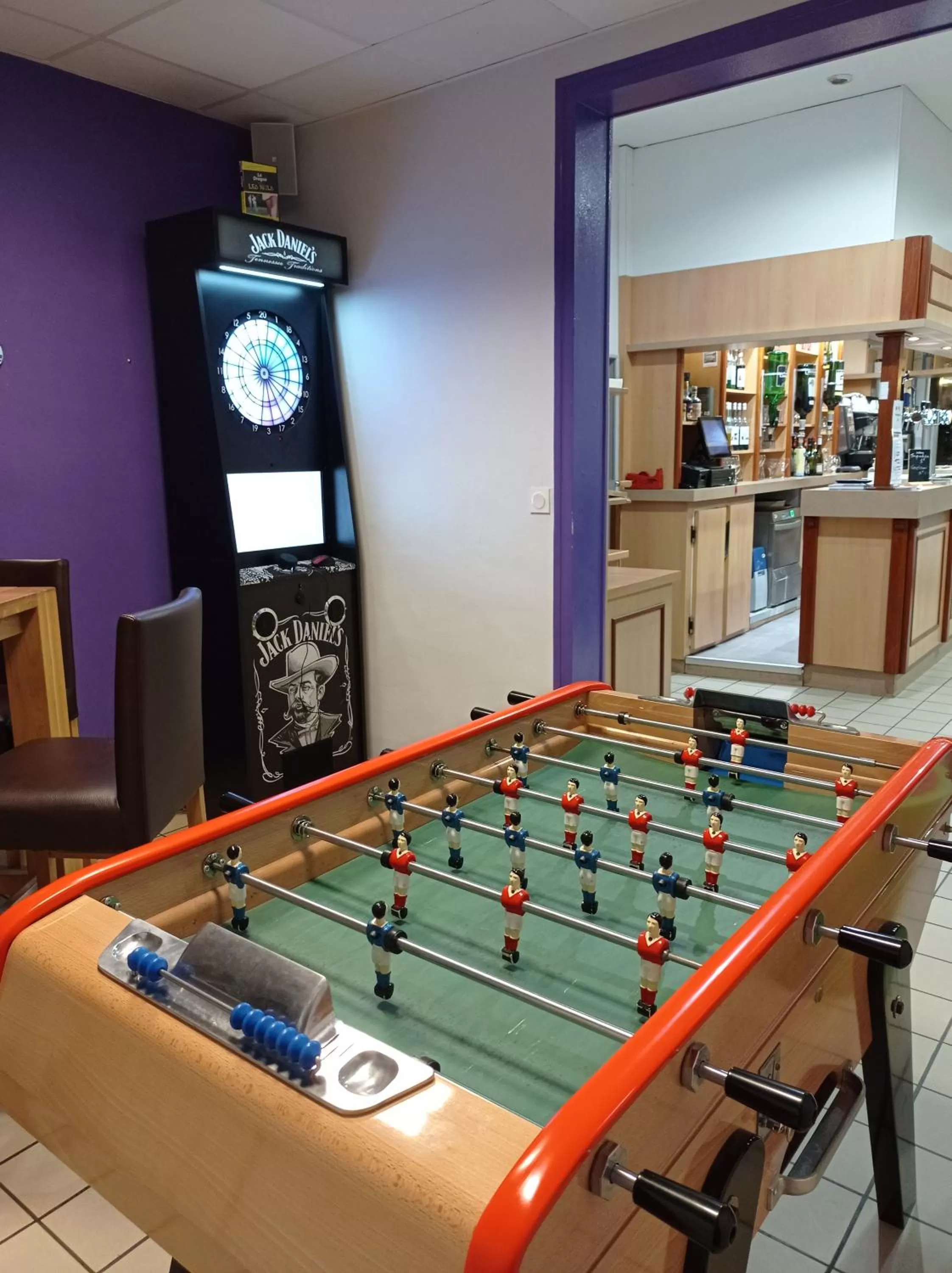 Lounge or bar, Billiards in Logis Le Bocage