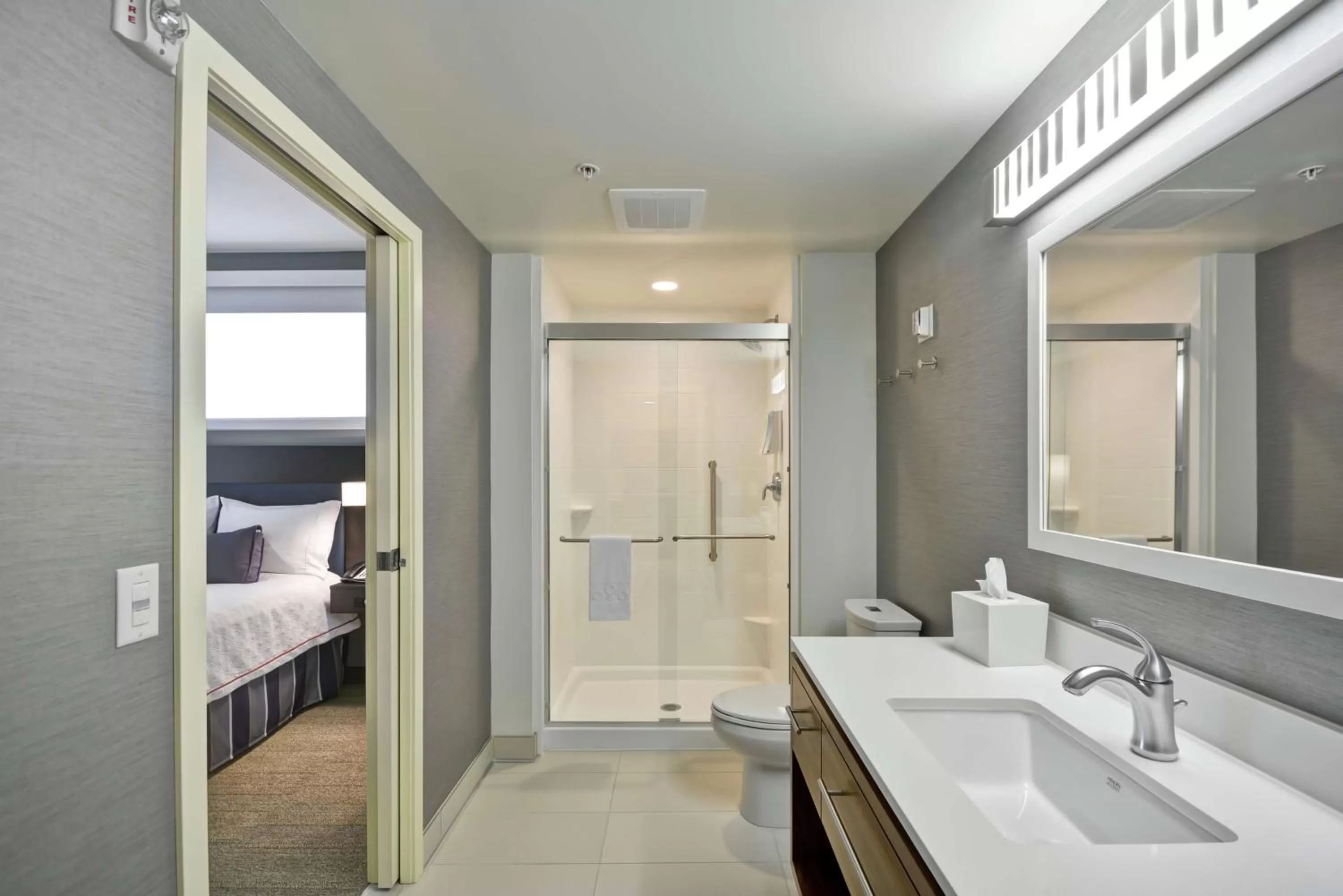 Bathroom, Bed in Home2 Suites By Hilton Minneapolis-Eden Prairie