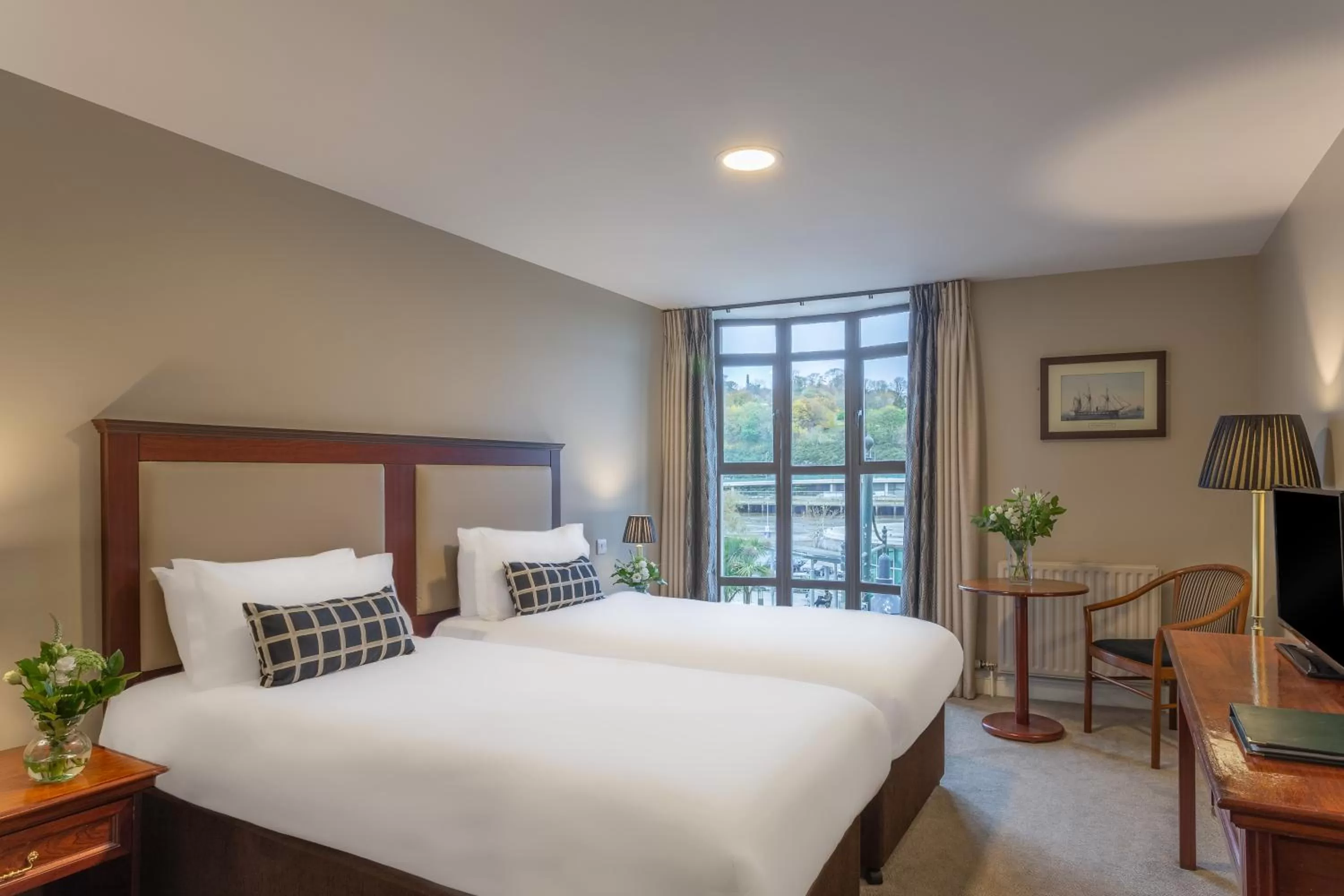 Photo of the whole room, Bed in Dooley's Hotel