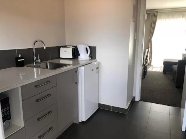 Kitchen or kitchenette in Coachman Motel