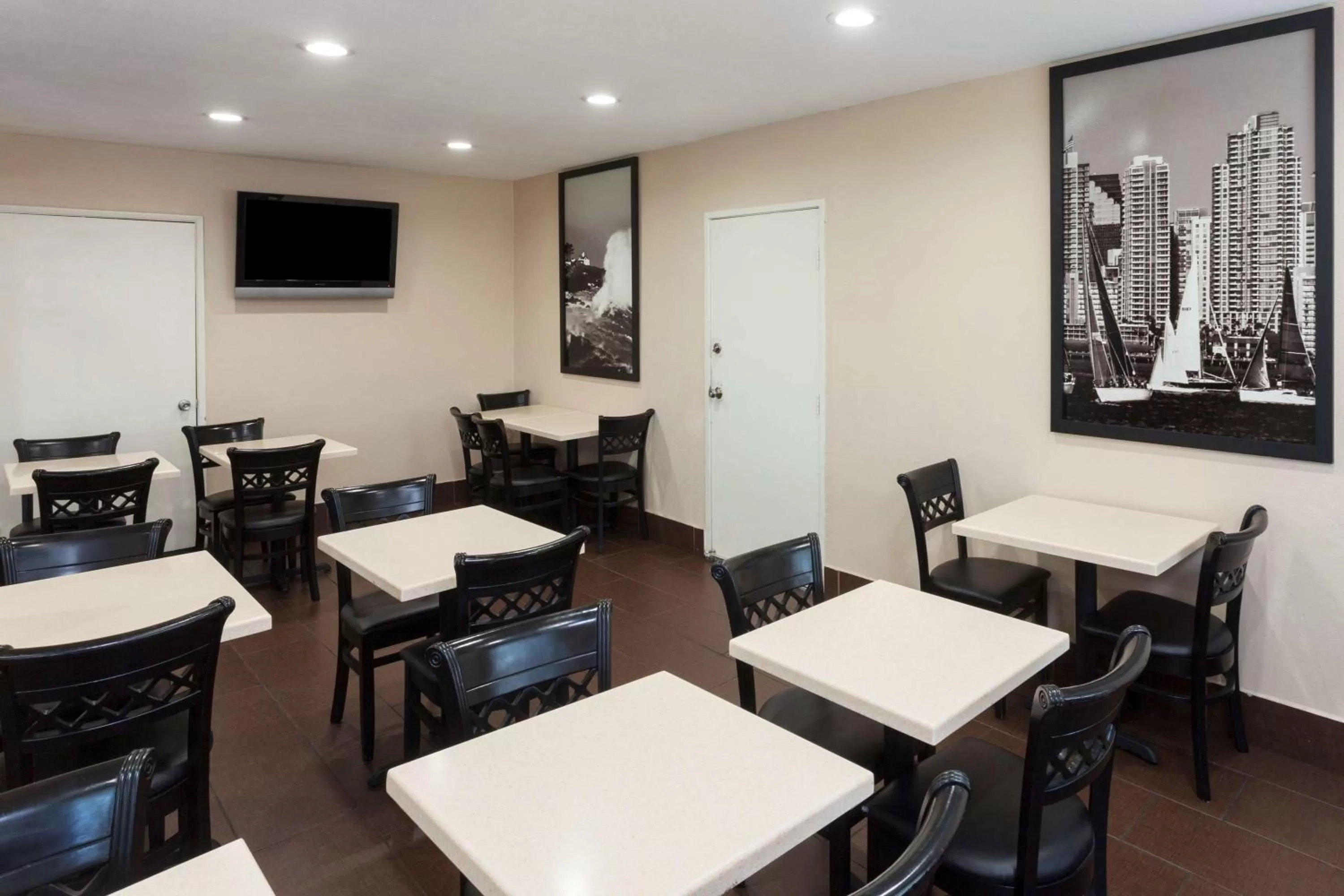 Restaurant/places to eat in Super 8 by Wyndham San Diego Hotel Circle