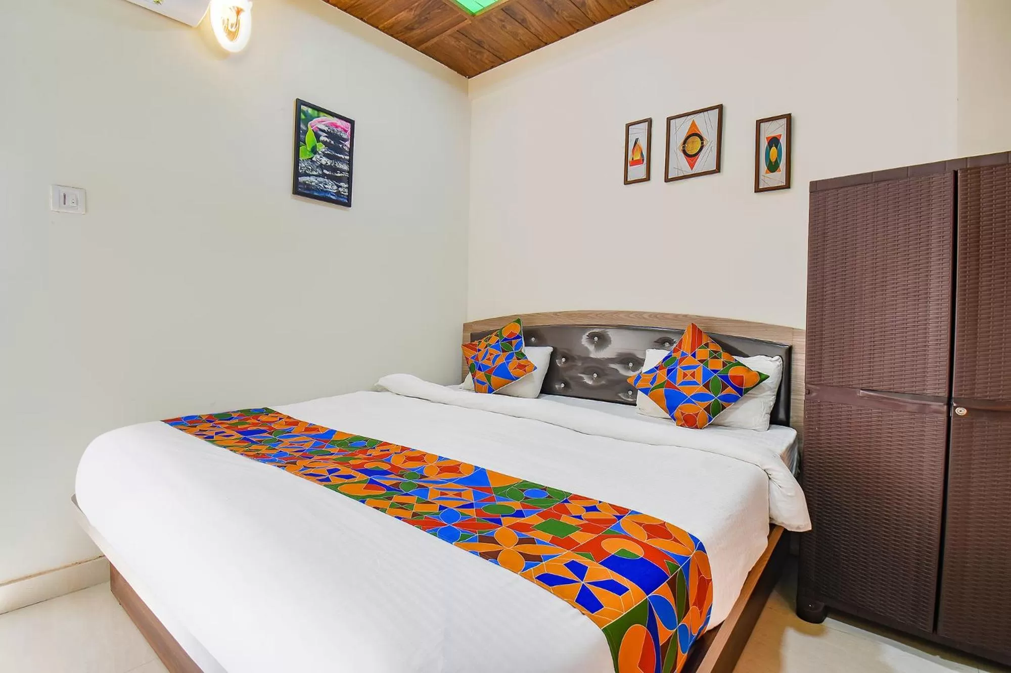 Photo of the whole room, Bed in FabExpress Vardhan Executive