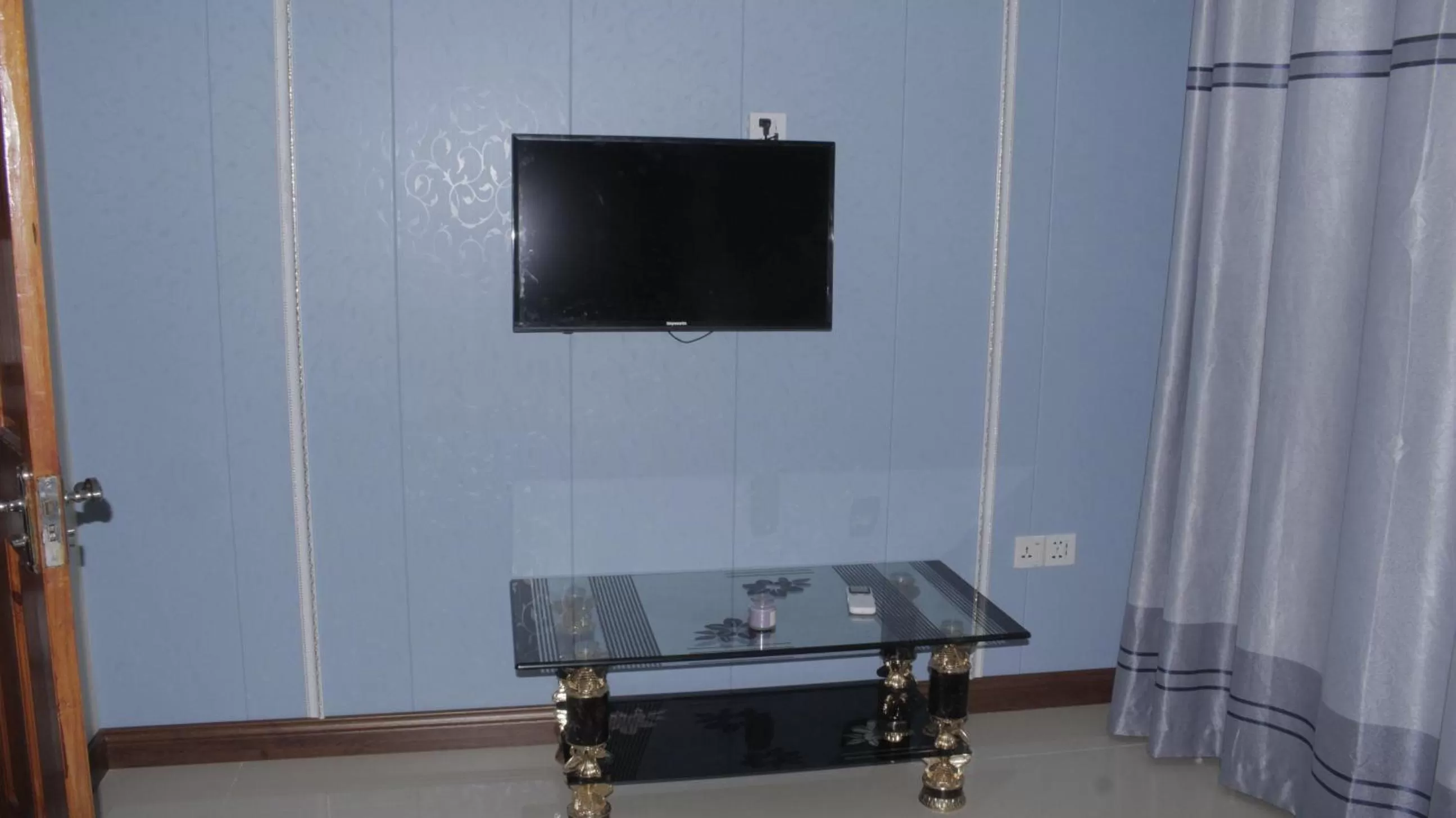 TV and multimedia, TV/Entertainment Center in Riverside Hotel